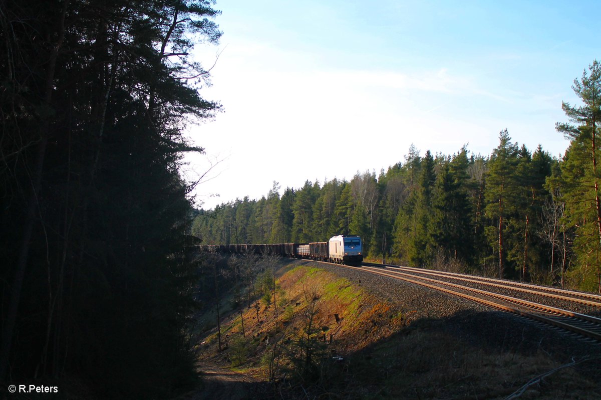 Zwischen Wunsiedel und Marktredwitz wurde auch ordentlich abgeholzt und so konnte 76 111 mit dem Könitzer Stahl/Schrottzug nach Cheb auf dem Weg nach Marktredwitz mit Streiflicht an diesem neuen Motiv abgelichtet werden. 31.03.17
