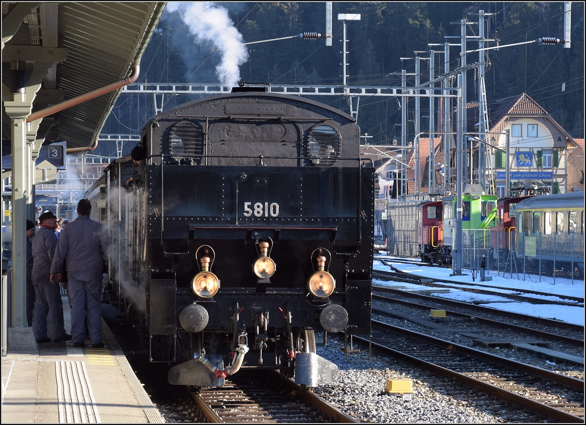 Zwischenstation mit Musikeinlage und Eb 3/5 5810 in Langnau. Februar 2019.