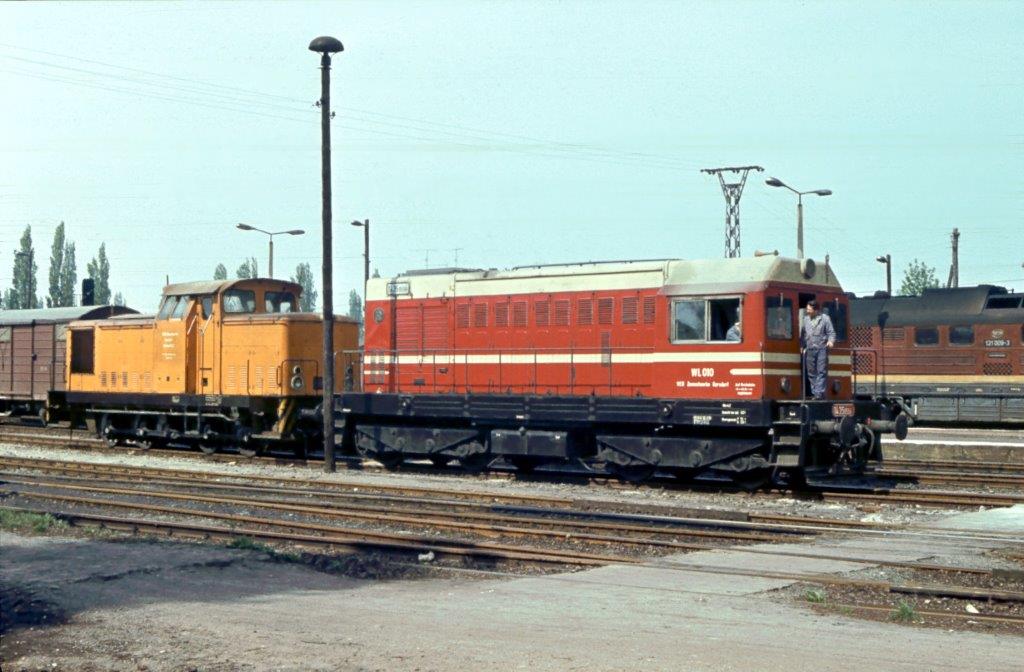 ZWK WL 010 und eine ZWK V60 auf der Fahrt von Karsdorf ins Bw Halle G, um die Stangenlager der V60 zu reparieren, am 08.05.1981 beim Betriebshalt in R�blingen. (Foto: Klaus Pollm�cher)