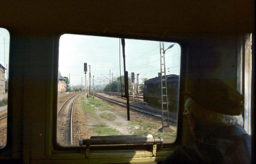 ZWK WL 010 und eine ZWK V60 auf der Fahrt von Karsdorf ins Bw Halle G, um die Stangenlager der V60 zu reparieren, am 08.05.1981 bei der Ausfahrt in R�blingen. (Foto: Klaus Pollm�cher)