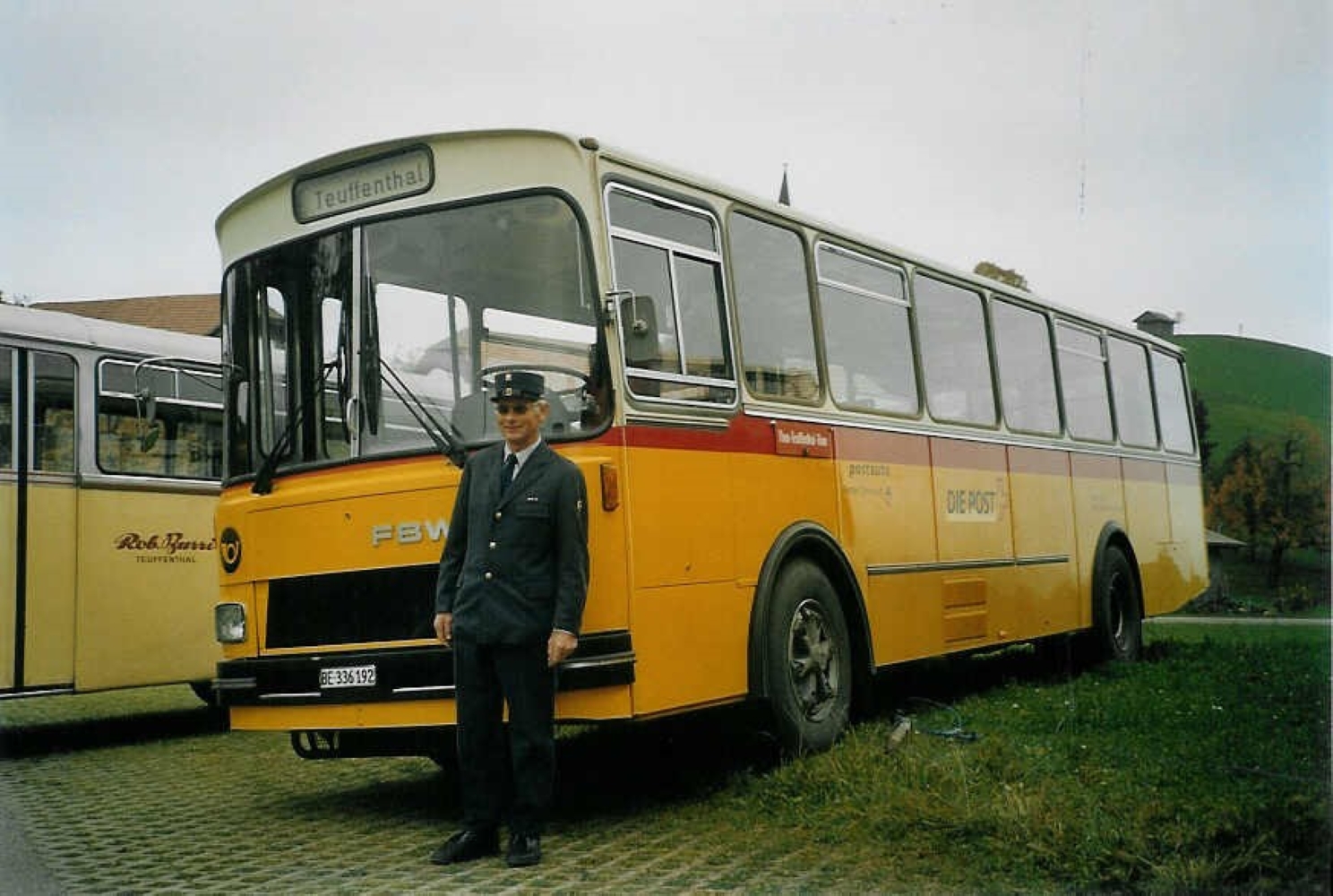(072'413) - Aus dem Archiv: Burri, Teuffenthal - BE 336'192 - FBW/R&J am 31. Oktober 2004 in Buchen, Schulhaus