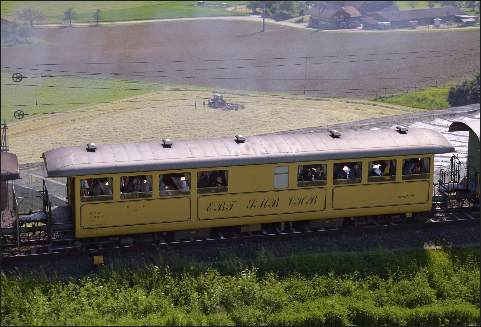 150 Jahre Emmentalbahn auf der angrenzenden  Bern-Luzern-Bahn .

Aus einem anderen Blickwinkel der Wagen Bi 523 'Sennhütte'. Tägertschi, Mai 2025.