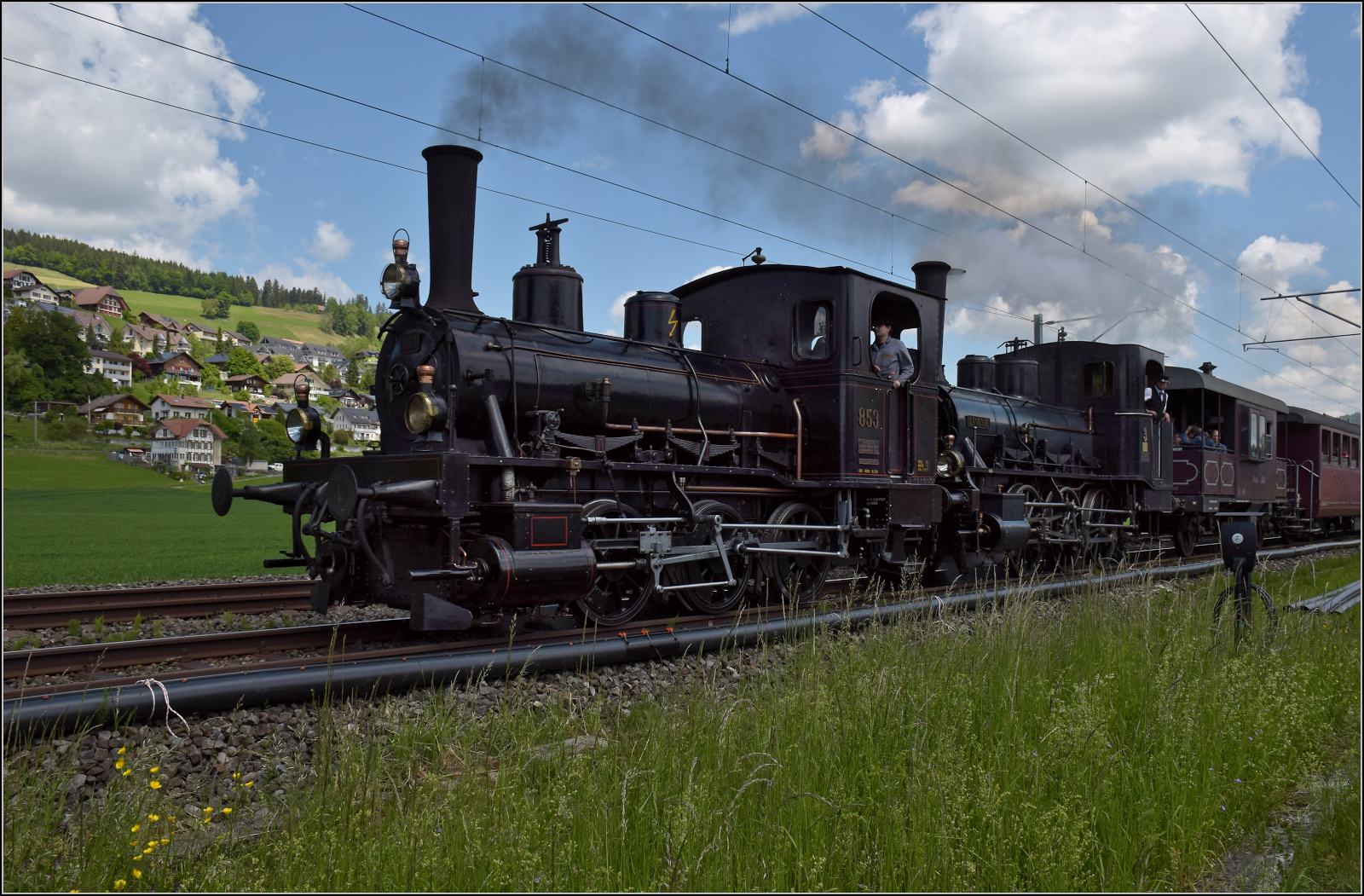 150 Jahre Emmentalbahn. 

E 3/3 853 der Jura-Simplon und Ed 3/3 3 'Langnau' der Emmentalbahn mit ihrem Sonderzug unterwegs auf der Bern-Luzern-Bahn. Konolfinger Moos, Mai 2025.