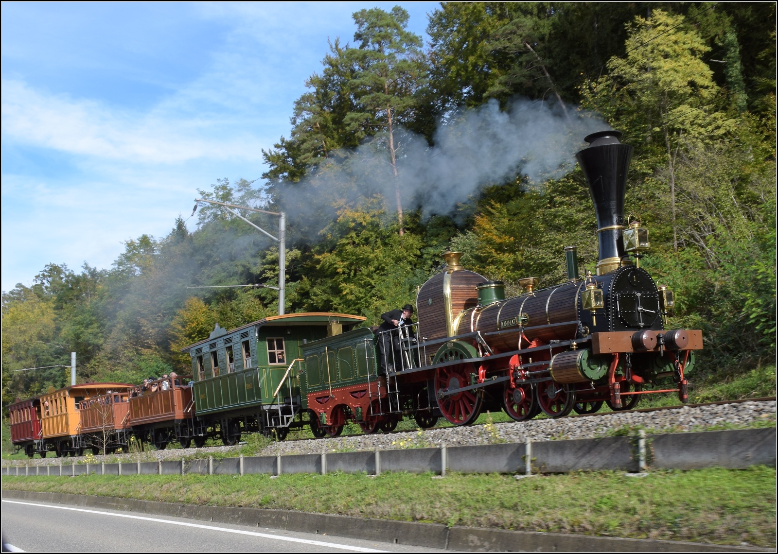 175 Jahre Spanisch-Brötli-Bahn.

Entlang der N13 bei Rheinsulz. Oktober 2022.