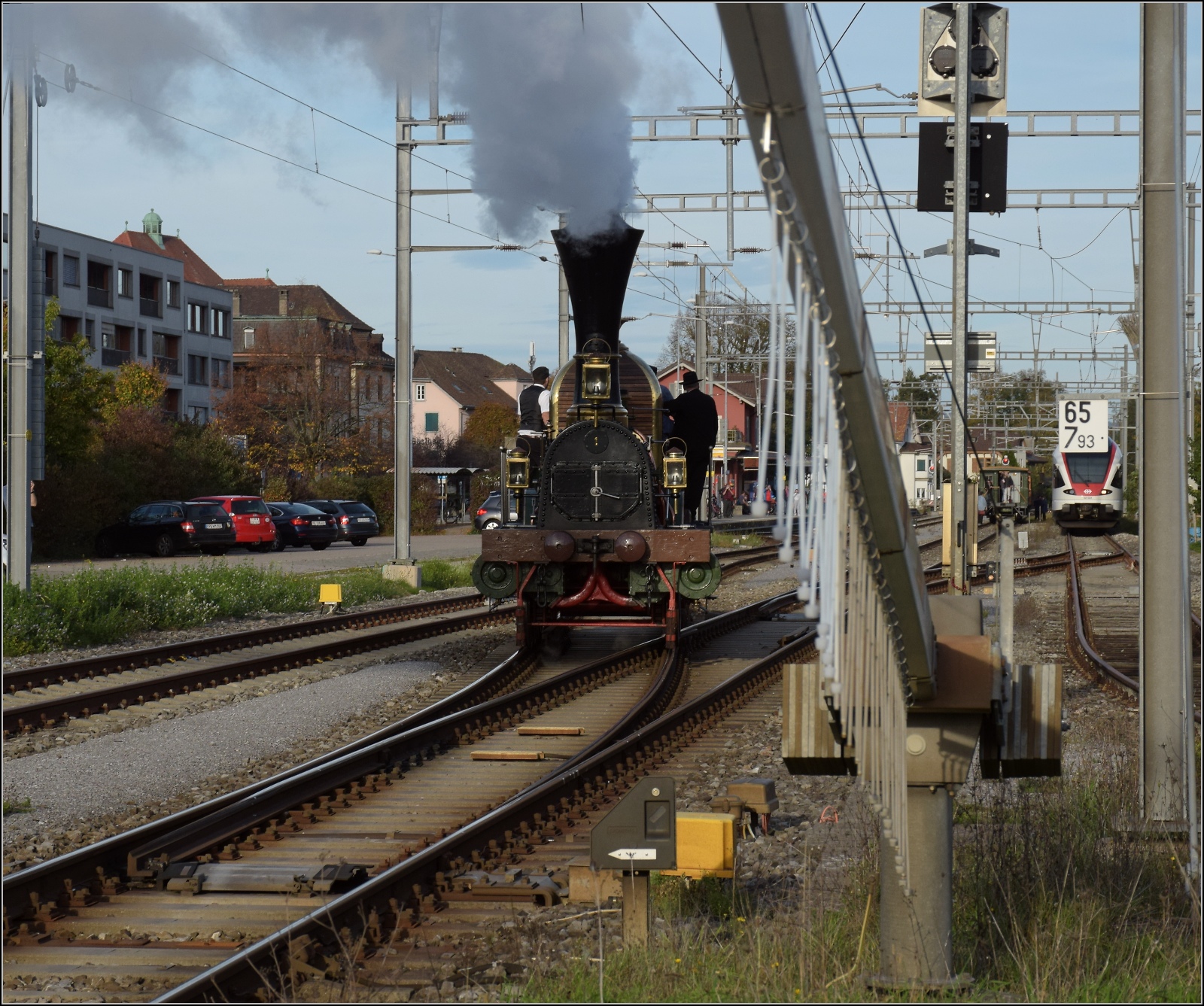 175 Jahre Spanisch-Brötli-Bahn.

In Laufenburg rangiert der Nachbau der ersten Schweizer Lok, die Limmat auf die andere Seite ihres Zuges. Oktober 2022.