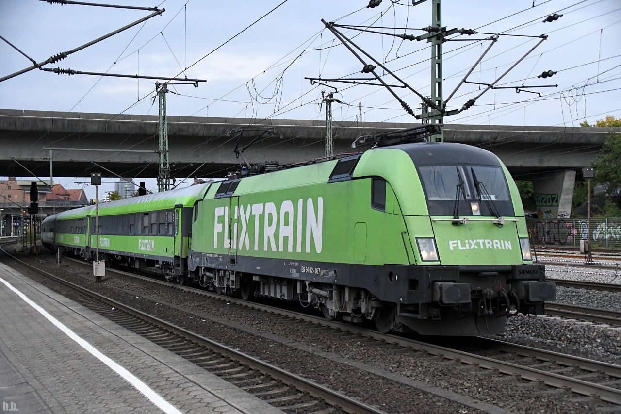 182 537-1 bei der abfahrt mit den flixtrain von hh-harburg richtung kln,13.10.22