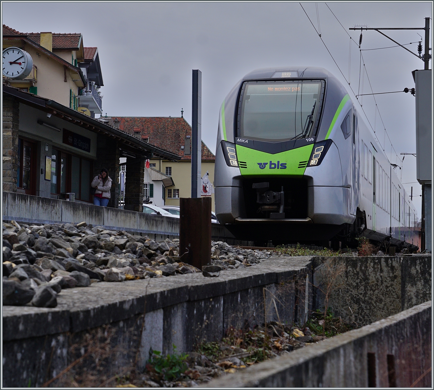 20 % mehr Reisende - Region Alpes kommt an ihre Grenzen und hat deshalb bei der BLS einen RABE 528 MIKA gemietet, der von MO bis FR zwei bis drei Umläufe abdeckt und so die dafür frei werdenden Domino-Züge zur Verstärkung anderer herangezogen werden. 

Das Bild zeigt den BLS RABe 528 109 in St-Gingolph der als R 91 6125 auf die Abfahrt nach Brig wartet. 4. März 2024