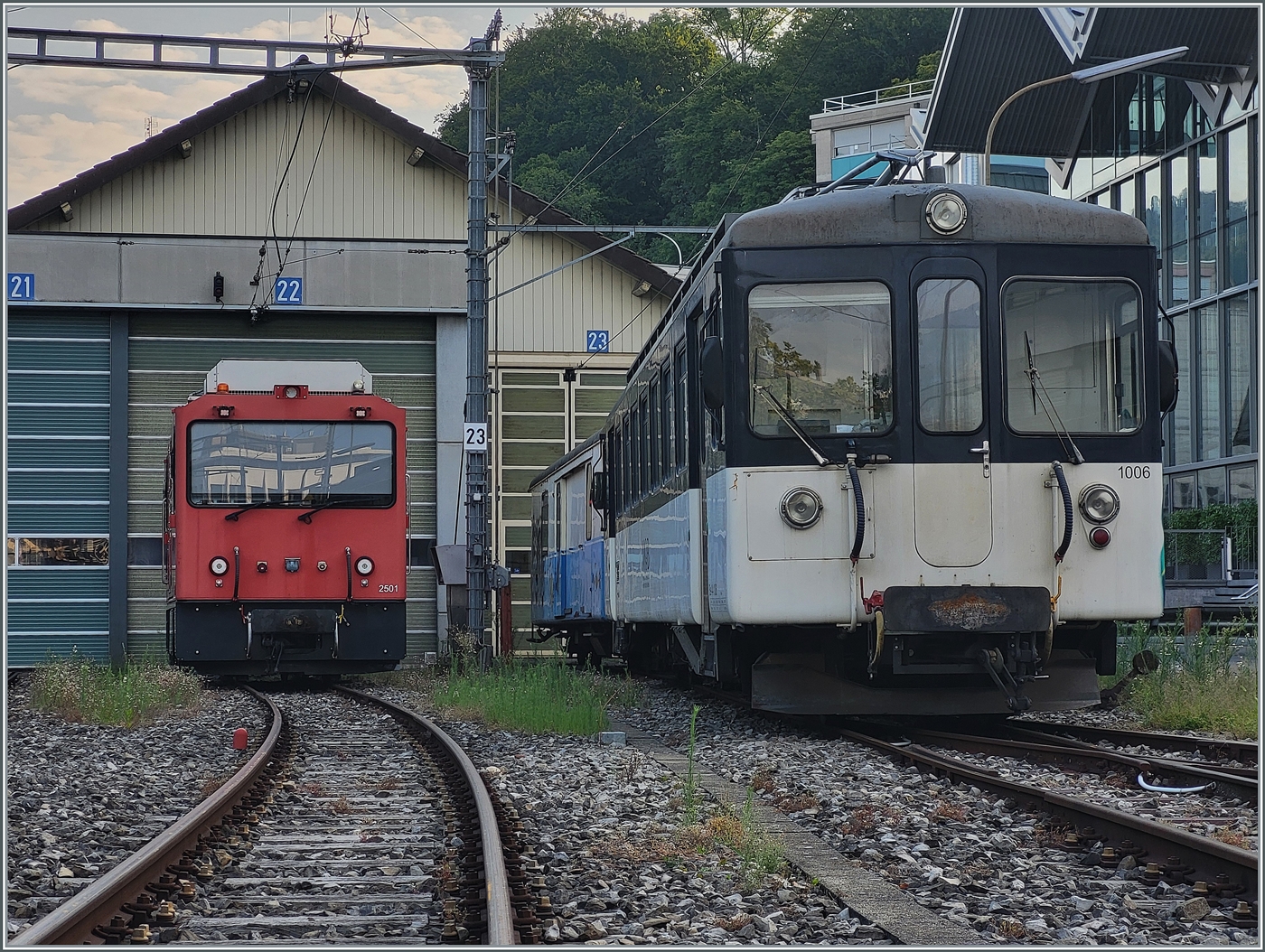 2024 - Kein gutes Jahr für die  Bipperlisis ! Heute in Vevey entdeckt: Es bedeutet wohl kaum was gutes, wenn der MOB Be 4/4 1006  (ex  Bipperlisi ) mit dem alten MOB D31 in vor dem Dépôt der CEV steht...

31. Aug. 2024