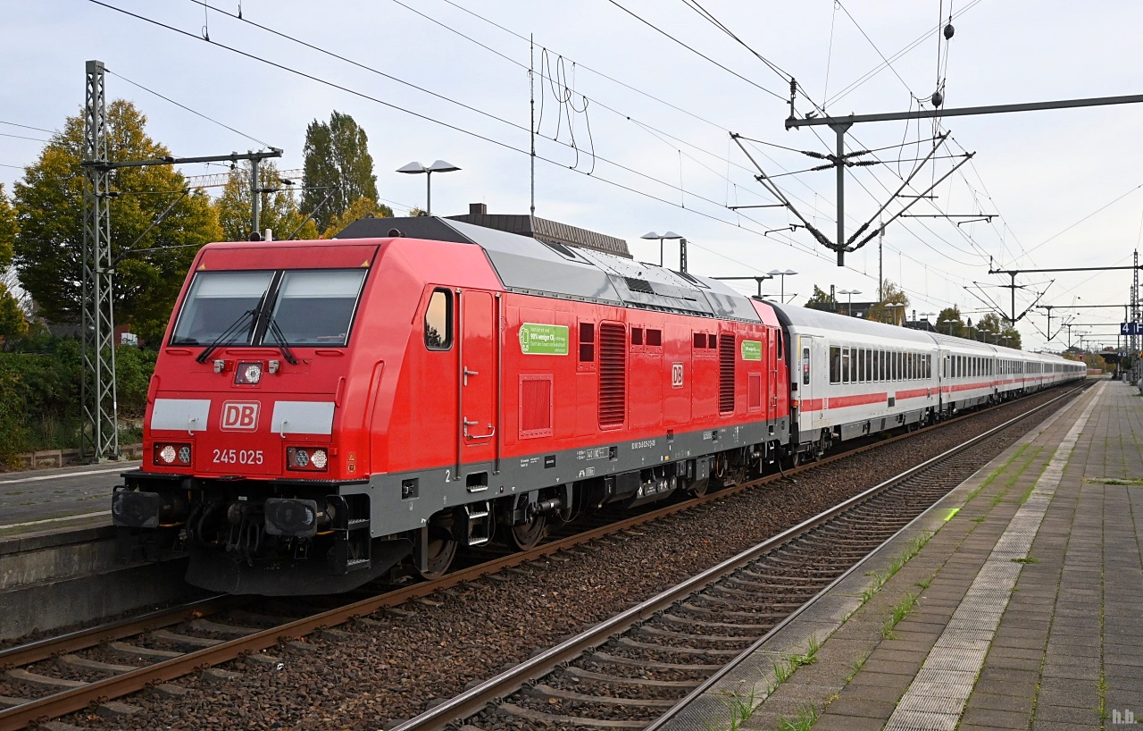 245 025-2 stand mit IC 2310 nach westerland in itzehoe,22.10.22