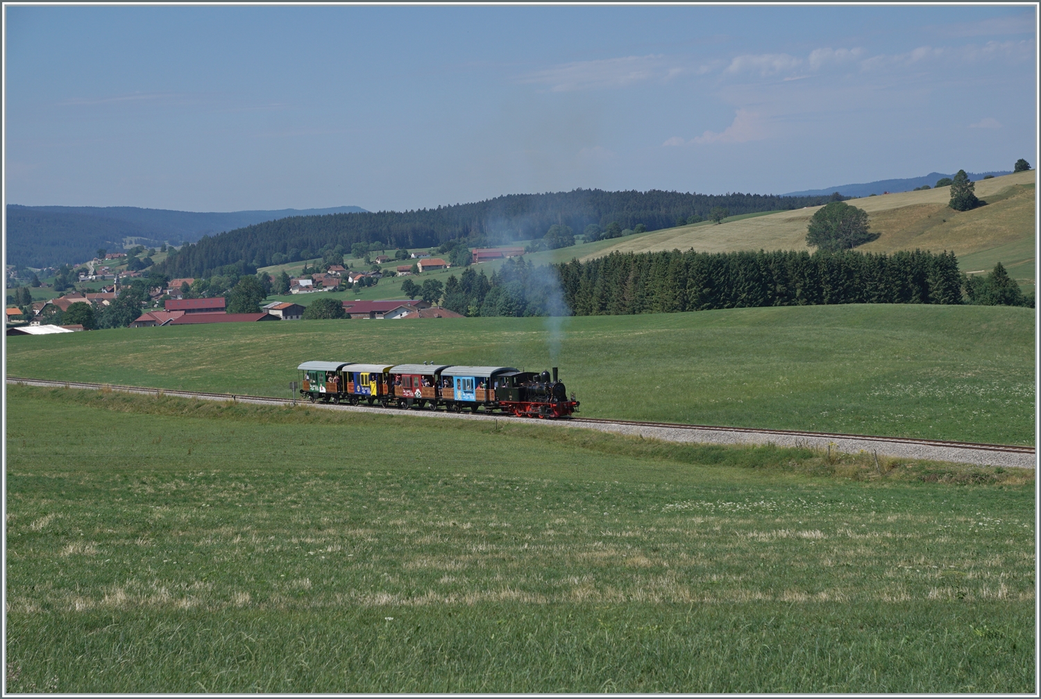 30 ANS CONI'FER /30 Jahre Coni'Fer - Zum dreissigsten Geburtstag dieser eindrücklichen Museumsban auf einem Teilabschnitt der internationalen Strecke Milano - Paris im Jura zwischen Vallorbe und Pontarlier verkehren die Zuge im Stundentakt: Den Anfang macht das  Tigerli  E 3/3 N° 5 mit vier für den (Museums)-Reiseverkehr hergerichteten ex SBB Db  Sputnik . Der Zug ist auf seiner gut siebeneinhalb Kilometer langen Fahrt hier kurz vor Le Touillon. 

15. Juli 2023