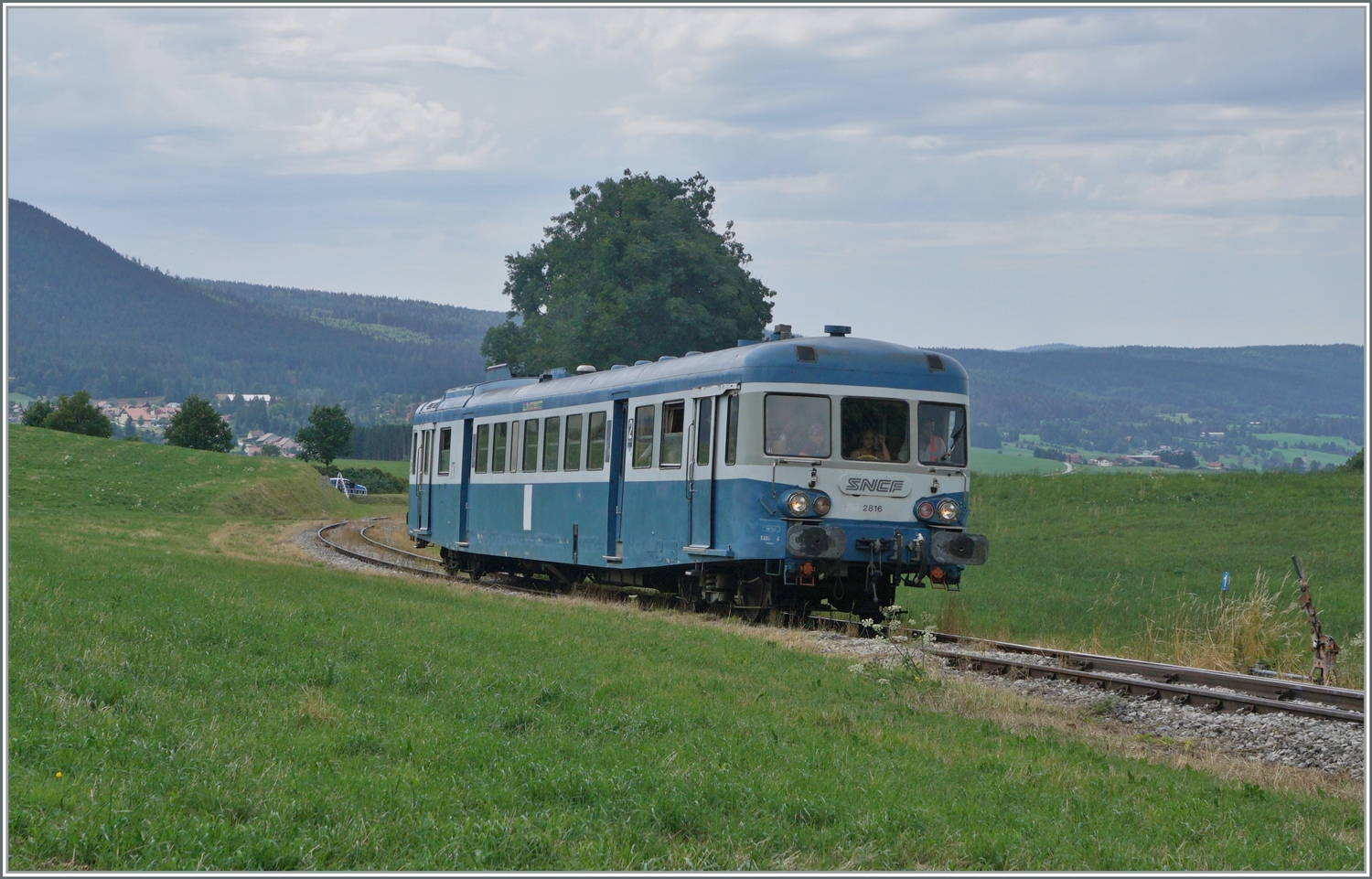 30 ANS CONI'FER /30 Jahre Coni'Fer - Neben der E 3/3 und der 52 8163-9 versprach das Programm als dritten Zug einen Autorail; zwar hoffte ich auf den Coni'Fer eigenen X 2426, doch auch der X 2816 der  Association l'autorail X2800 du Haut-Doubs  der dann zum Einsatz kam, war mir mehr als Recht. Der angesprochene X 2426 ist noch in Arbeit, aber man kann sich jetzt schon auf diesen schmucken Triebwagen freuen. Das Bild zeigt den X 2816 als Zug N° 3 Les Hôpitaux Neuf (ab 14.00) nach Fontaine Ronde kurz vor Le Touillon, bei bei Km 58 J-E / J-S / SBB bzw. Km 467 PLM / SNCF. Es dürfte der erste X 2800 sein, der auf dieser Strecke zum Einsatz kommt.

15. Juli 2023 