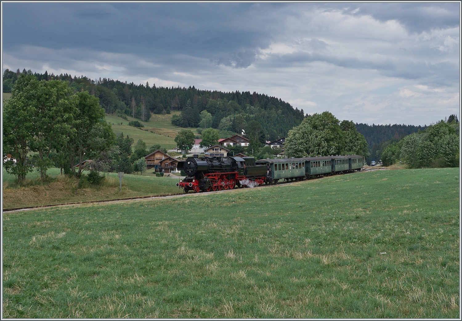 30 ANS CONI'FER /30 Jahre Coni'Fer - die Coni'Fer 52 8163-9 ist bei Le Touillon auf dem Weg nach Les Hôpitaux Neufs. 

15. Juli 2023