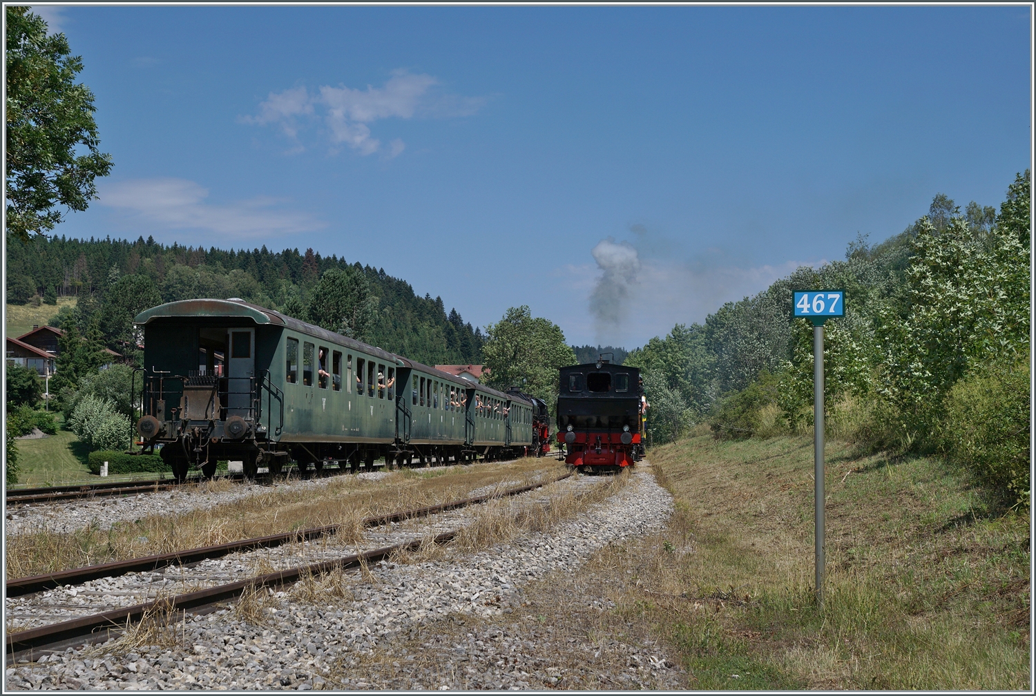 30 ANS CONI'FER /30 Jahre Coni'Fer - Mitten im Jura, auf gut 1000 müM, 467 km von Paris (und ca 400 von Milano) entfernt kreuzen sich in der kleinen Landstation Le Touillon zwei Züge. Die Höhenlage mit strengen Wintern und eine durchs Gelände ungünstige Kurven- und steigungsreiche Trassierung waren schlechte Voraussetzungen für eine effizienten Betriebe der Strecke Vallorbe - Pontarlier, weshalb man sich zum Bau des Mont-d'or Tunnels entschloss, der 1915 eröffnet wurde und der Strecke Vallorbe - Pontarlier zur Nebenbahn degradierte. Wie gut, dass die Coni'Fer 1992 die Initiative ergriff, hier wieder Züge verkehren zu lassen, was seit 1993 auch wieder möglich ist. Das Bild zeigt soweit ersichtlich die 52 8163-9 mit vier vierachsigen Plattform Wagen Bi 4 (ex Seetal/EBT?) auf der Fahrt nach Fontaine Ronde und den Gegenzug mit der E 3/3 N° 5  Rhone  (SLM 1915/ Fabriknummer 2538) in Le Touillon. 

15. Juli 2023