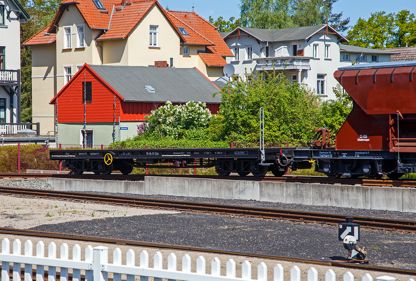 4-achsiger Schmalspur Drehgestell-Flachwagen 98-04-01 SSw der MBB - Mecklenburgischen Bäderbahn Molli GmbH, ex DR 98-04-01 der Gattung SSw, abgestellt am 15.05.2022 im Bahnhof Bad Doberan.

TECHNISCHE DATEN:
Spurweite:  900 mm
Länge über Puffer: 11.200 mm
Drehzapfenabstand: 7.200 mm
Länge der Ladefläche: 10.300 mm
Eigengewicht: 10 t
Tragfähigkeit: 15 t
Bremse: KE-P
Feststellbremse: Ja
