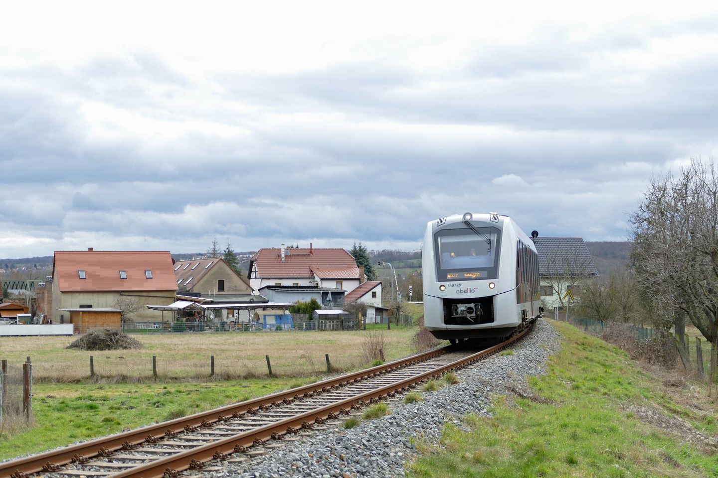 abellio 1648 425 als RB 80558 von Naumburg (S) Ost nach Wangen (U), am 10.03.2023 in Ro�bach. (Foto: Wolfgang Krolop)