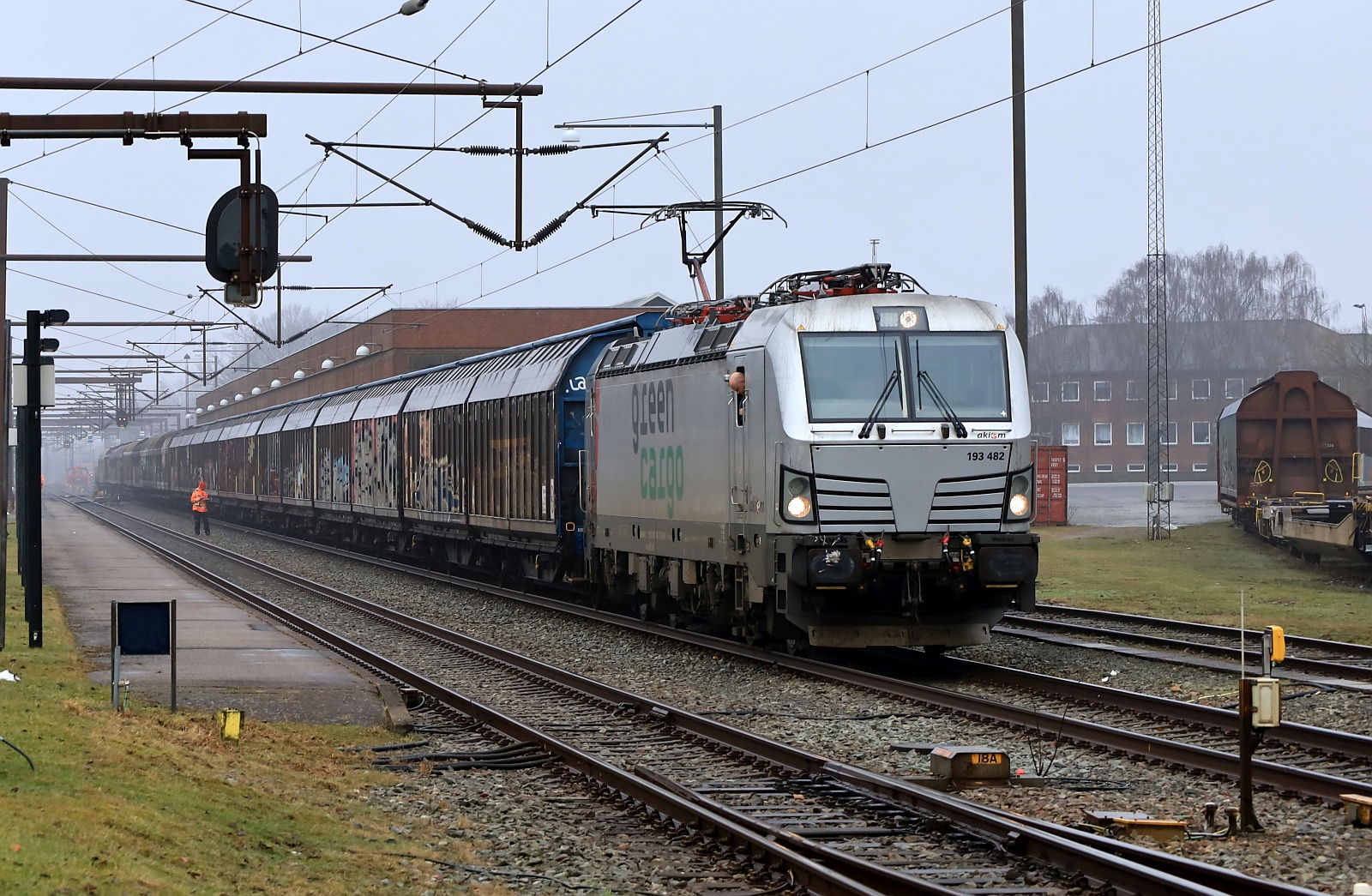 Akiem/GreenCargo 193 482-7 wartet mit ihrem Güterzug am Haken auf Ausfahrt. Padborg/DK 25.02.2026
