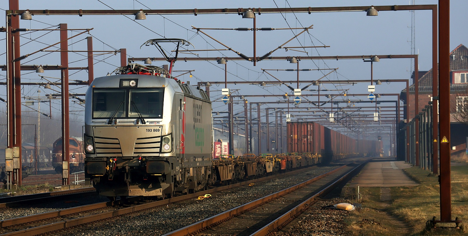 AKIEM/GreenCargo 193 869-5, REV/MMAL/31.01.24 mit dem  Volvo-Zug  wartet auf Ausfahrt in Pattburg/DK. 21.03.2025