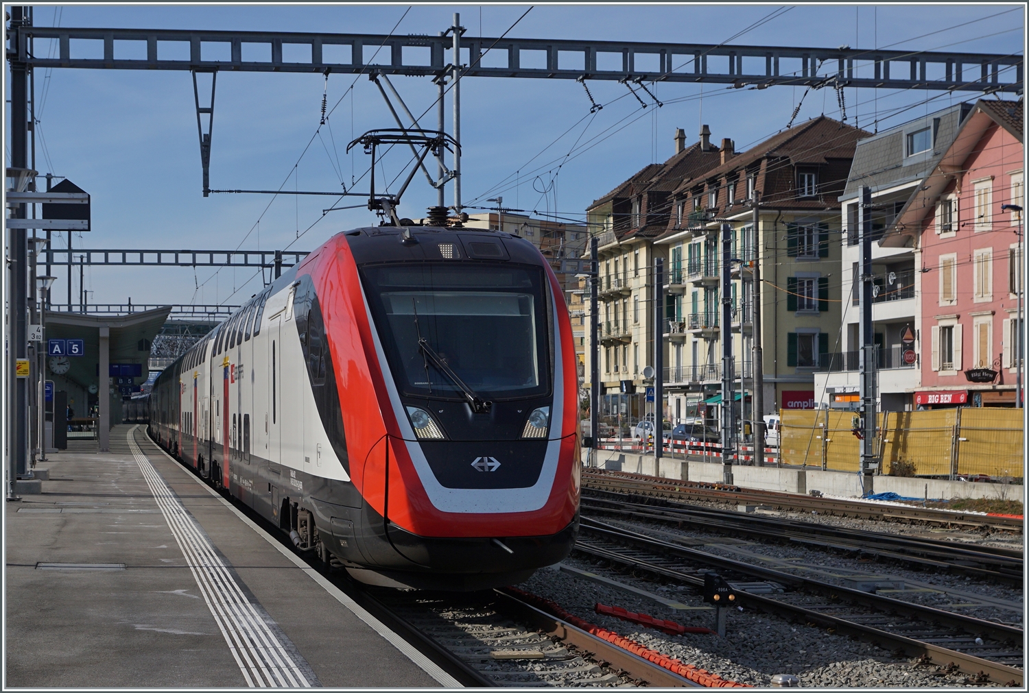 Als IC 1 von Genève Aéroport nach St-Gallen fährt ein SBB RABe 502 Twidexx in Renens VD durch. 

21. Feb. 2023