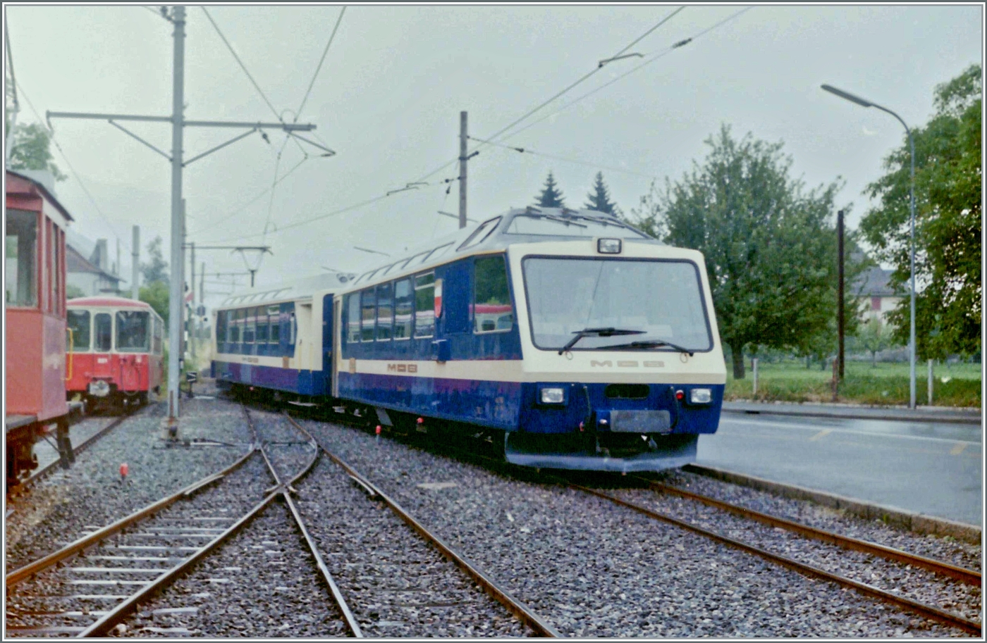 Als Testfahrt für eine künftige Gruppenreise ab Blonay unternahm der damals  **** Superpanoramic Express  genannte Zug via Chamby nach Blonay. Das Bild zeigt die Einfahrt des Zuges in Blonay mit dem Steuerwagen Ast 116  Lausanne  an der Spitze.

Analogbild vom Juli 1986