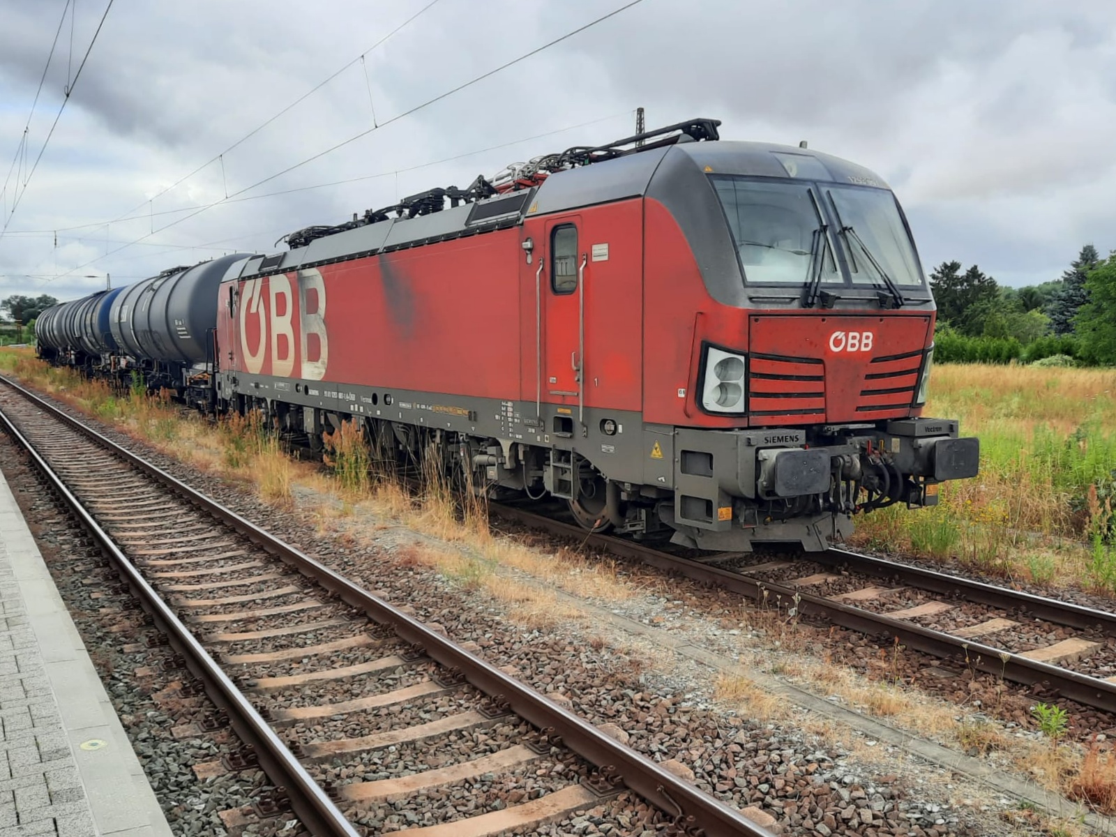 Am 07.07.2025 pausierte die �BB 1293 007 mit 3 Kesselwagen in Naumburg (S) Hbf.