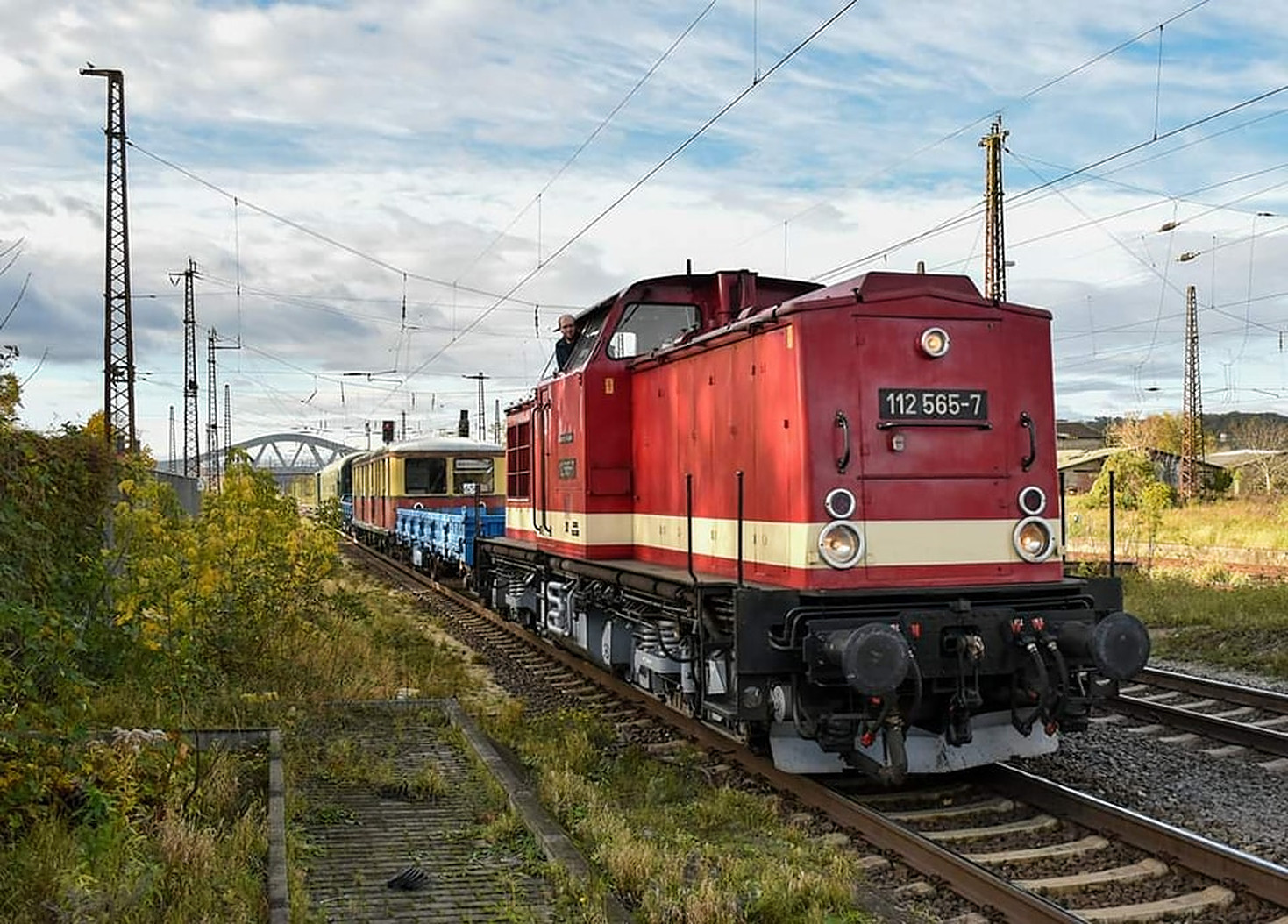Am 08.11.2023 überführte die PRESS 112 565-7 in Naumburg (S) Hbf den ehem. 476 033 der S-Bahn Berlin vom Eisenbahnmuseum Darmstadt-Kranichstein zum neuen Besitzer nach Niederau. (Foto: Maik Köhler)