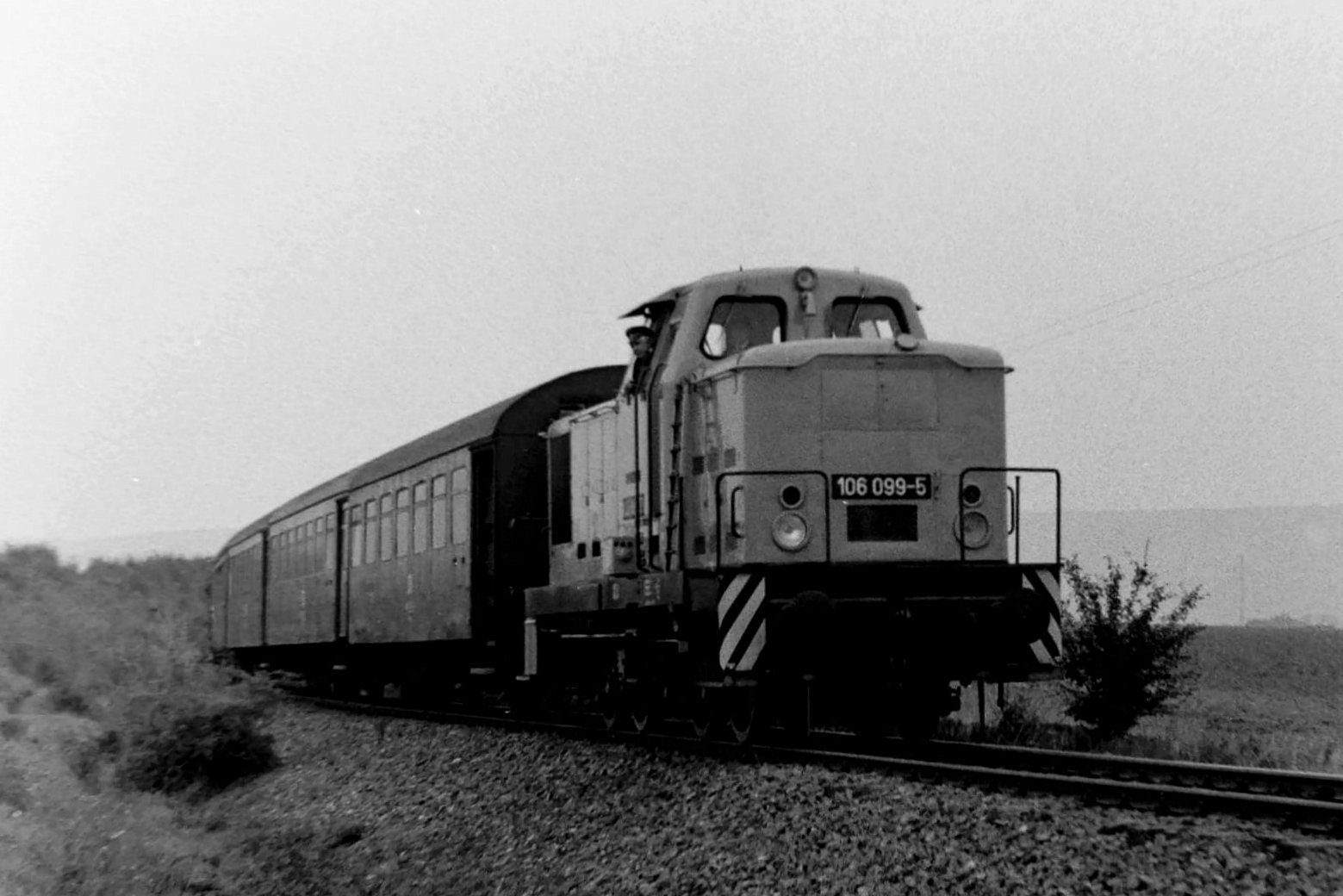 Am 22.10.1988 war die DR 106 099-5 mit einem DMV-Sonderzug (Interne Jahresabschlussfahrt der Traditionsbahn Erfurt-West) mit einem Sonderzug von Erfurt Hbf nach Naumburg (S) Hbf unterwegs. In Laucha (Unstrut) wurde zudem die Finnebahn bis zur Golzener Brücke befahren, wo der Zug hier kurz davor zusehen ist. (Foto: Heiko Ifland)