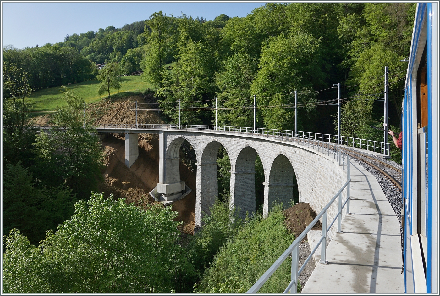 Am Eröffnungstag der Saison 2025 erstrahlt das komplett sanierte Baye de Clarens Viadukt in im schönsten Licht. Trotz der aufwendigen, zwei Jahre dauernden Sanierung lief der Museumsbahnverkehr ohne Einschränkung - da könnten sich etliche Infrastrukturbetreiber ein gutes Beispiel nehmen...


3. Mai 2025