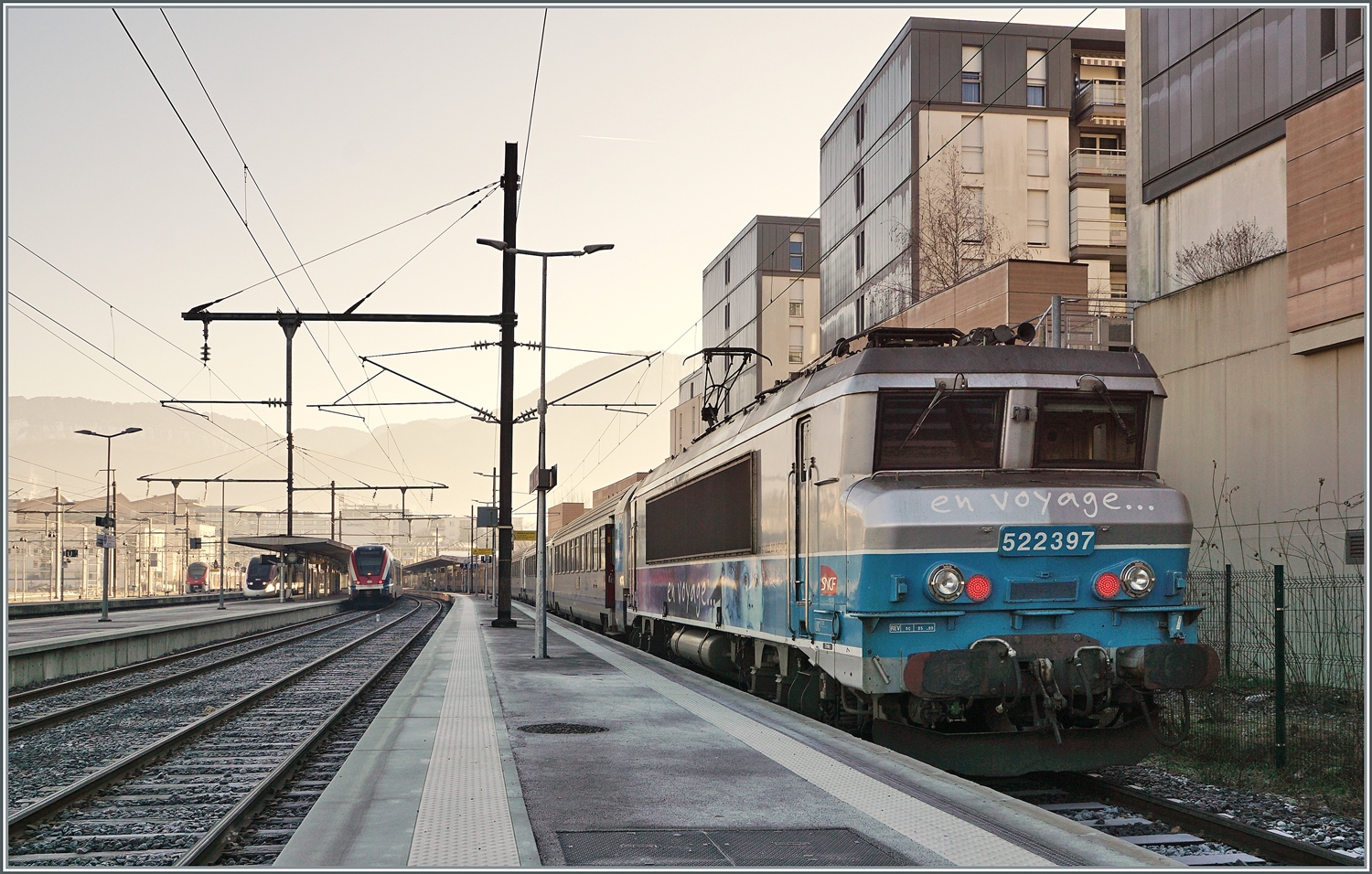 Am frühen und kalten Morgen fotografierte ich die SNCF BB 22397 in Annecy. 

14.02.2023