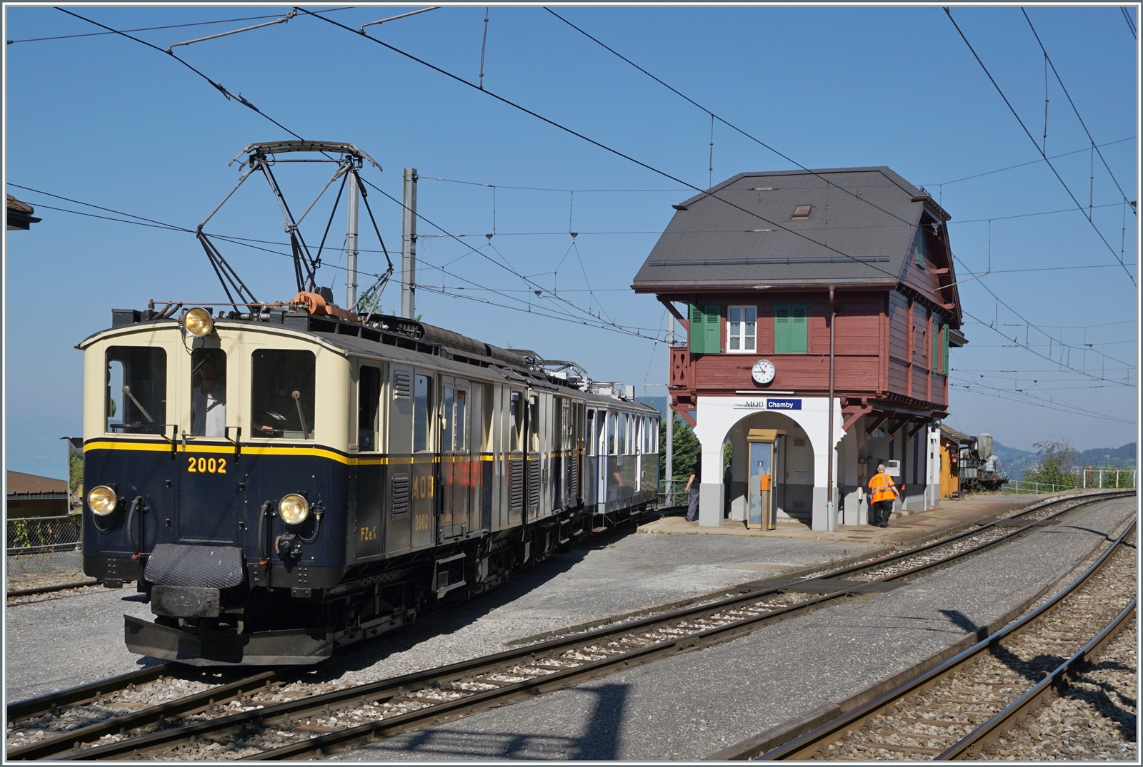 Am örtlichen Stellwerk wird die Rangierfahrt für den FZe 6/6 2002 zur Blonay-Chamby Bahn eingestellt und überwacht.

10. Sept. 2023