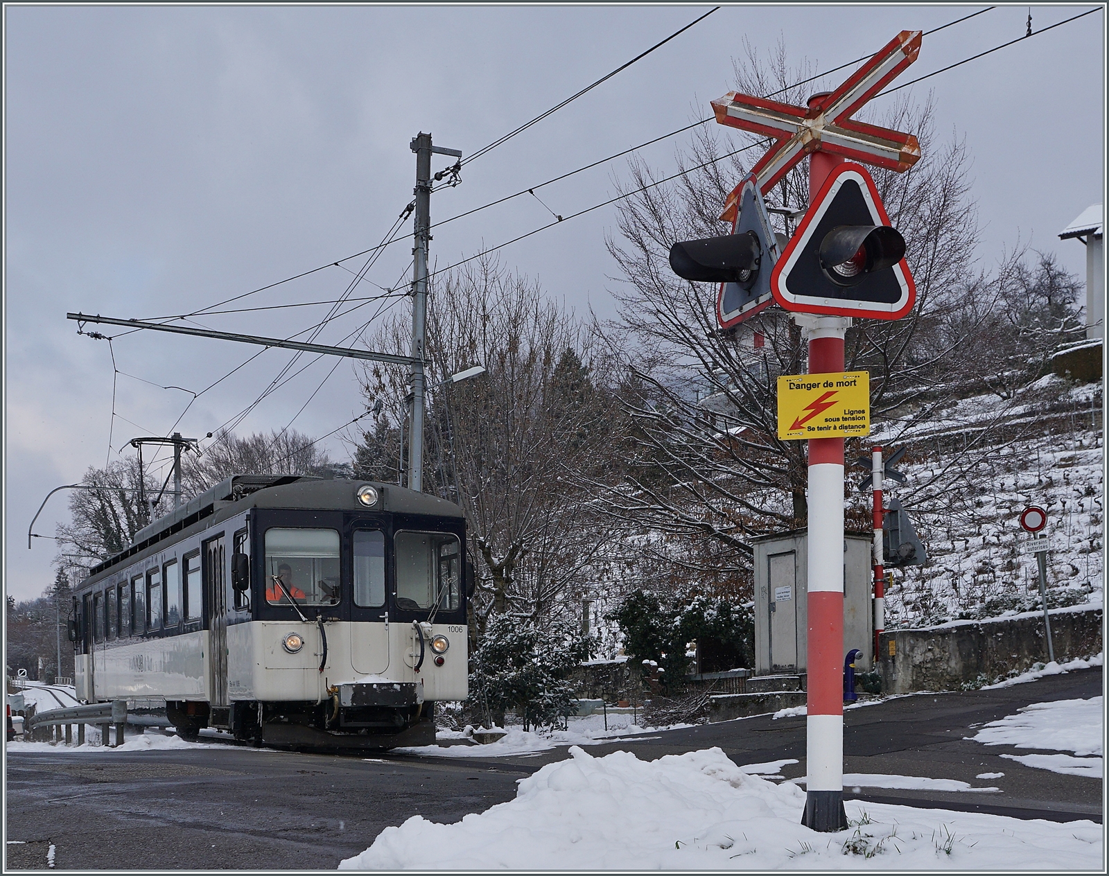 An praktisch der gleichen Stelle ist der MOB Be 4/4 1006  Bipperlisi  als Regionalzug 12315 von Les Avants nach Montreux unterwegs und fährt ohne Halt bei der Haltestelle Planchamp vorbei. 

22. Januar 2023