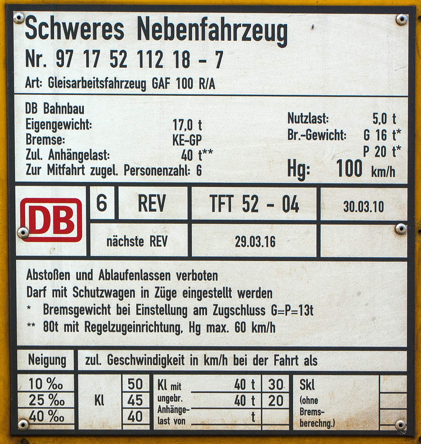 Anschriftentafel von dem Gleisarbeitsfahrzeug GAF 100 R/A (Schweres Nebenfahrzeug Nr. 97 17 52 112 18-7) der DB Bahnbau GmbH am 14 August 2013 im Rbf Betzdorf/Sieg abgestellt.
