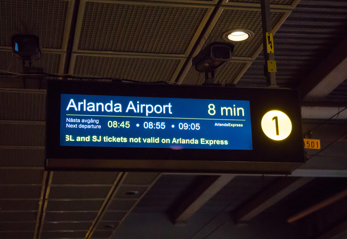 Anzeigentafel fr den Arlanda Express in Stockholm Central am Gleis 1, hier am 21 Mrz 2019.

Im Hauptbahnhof von Stockholm am Gleis 1 und 2 haben die Zge des Arlanda Express gesonderte Bahnsteige. Dort ist ein direkter stufenloser bergang vom Zug zum Bahnsteig mglich. 

Arlanda Express ist eine schwedische Bahnverbindung, die mit dem 200 km/h schnellen Elektrotriebzug X3 seit 1999 den Stockholmer Hauptbahnhof mit dem Flughafen Stockholm/Arlanda verbindet. Die Zge bewltigen die Strecke in 20 Minuten. Am Flughafen bedienen sie die Stationen Arlanda Sdra und Arlanda Norra. Die Zge verkehren bis auf wenige Ausnahmen in den Tagesrandzeiten alle 15 Minuten, im Berufsverkehr etwa alle zehn Minuten.