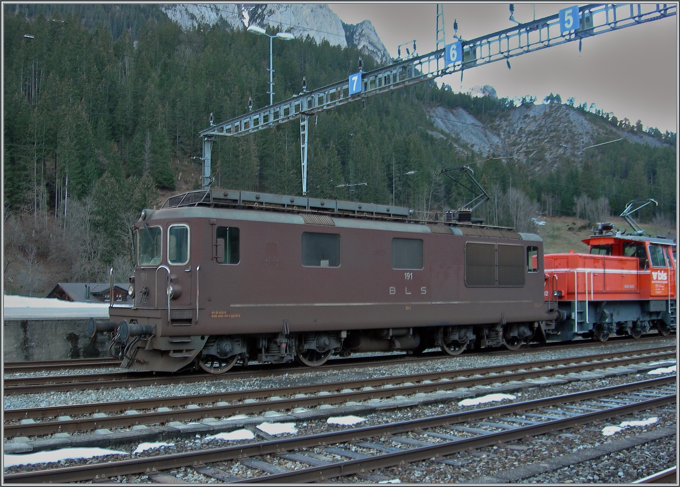 Auch Anfangs 2024 noch im Einsatz: die BLS Re 4/4  (Re 425), hier die Re 4/4 191 (9185 4425 191-6 CH-BLS) in Kandersteg.

3. Januar 2024