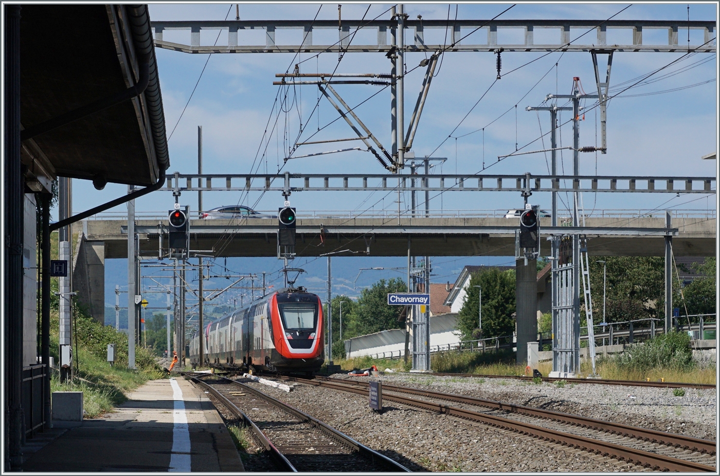 Auf der Jurasüdfuss Strecke Lausanne - Biel/Bienne ist der Fernverkehr fest in der  Hand  der SBB RABe 500 ICN. Doch durch die baubedingte Streckensperrung der Strecke Fribourg - Bern verkehren zur Entlastung der planmässigen ICN Züge pro Tag zwei zusätzliche Zugspaare von Neuchâtel nach Lausanne und zurück. In der Regel wird eines dieser Zugspaare mit zwei RABe 502  Twindexx  gefahren. Das Bild zeigt den hier sonst auf dieser Strecke kaum zu sehenden Twindxx Zug mit den RABe 502 225 und den RABe 502 402  Biel/Bienne  als IR 30071 von Lausanne nach Neuchâtel bei der Durchfahrt in Chavornay.

5. Juli 2025