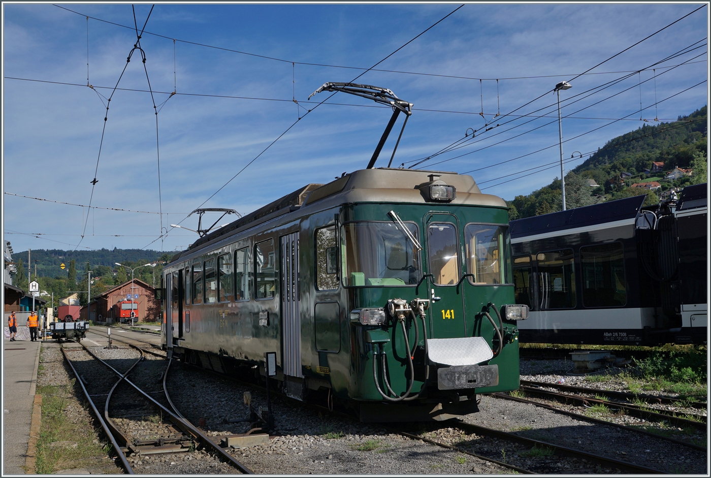 Autour de la voie ferrée / Rund um die eiserne Bahn (Herbstevent 2024) - Dieses Jahr zu Gast bei der Blonay-Chamby Bahn: der wunderschön hergerichtet GFM (Historique) BDe 4/4 141 in  Tannengrün ; der Triebwagen wurde 1972 gebaut. Das Bild zeigt den GFM Triebwagen beim Rangieren in Blonay.

7. Sept. 2024