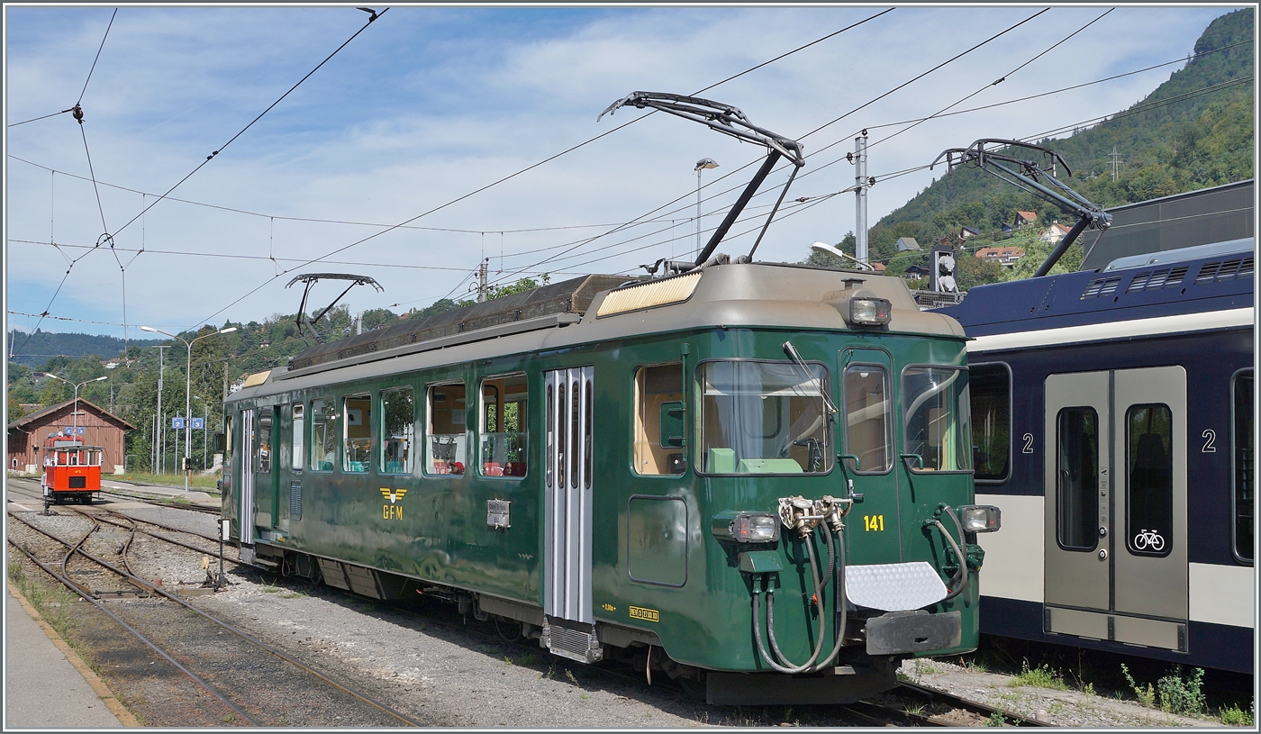 Autour de la voie ferrée / Rund um die eiserne Bahn (Herbstevent 2024) - - Der zu Gast weilende GFM Historique BDe 4/4 141, „Le Binou“ und die MOB Gm 4/4 2004, die hier nicht zu sehen ist, gaben der diesjährigen Herbstveranstaltung der Blonay-Chamby Bahn einen ganz besonderen Look, der mir sehr gut gefallen hat, natürlich nicht ohne die traditionellen Blonay -Chamby-Fahrzeuge zu vermissen. 

Das Bild zeigt den GFM Historique BDe 4/4 141 und im Hintergrund die Dm 2/2 N° 3 in Blonay. 

7. Sept. 2024