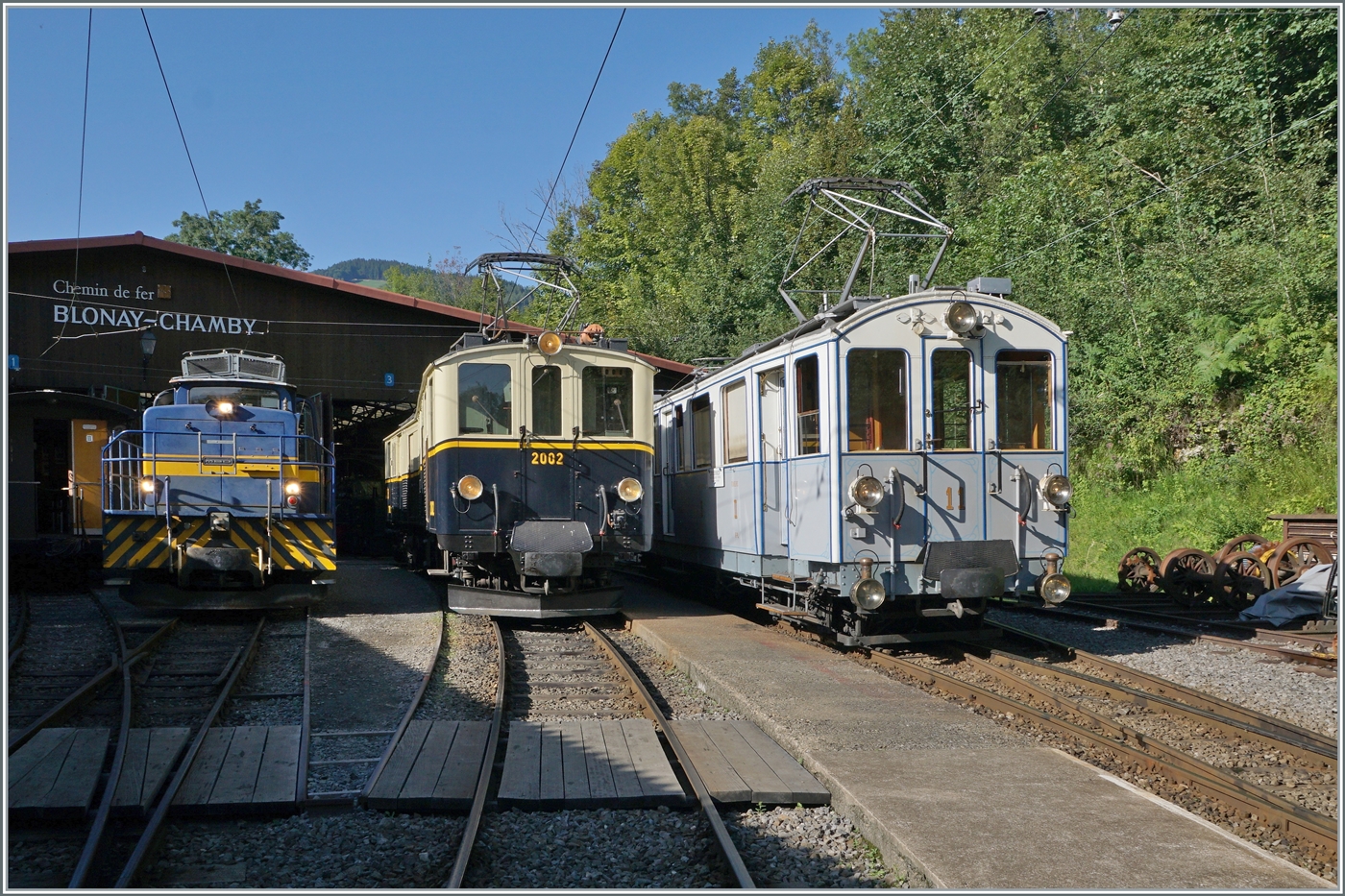 Autour de la voie ferrée / Rund um die eiserne Bahn (Herbstevent 2024) - Da bei Thema rund ums Gleis die Dieseltraktion (für Bauzüge) nicht fehlen darf, war die MOB Gm 4/4 2004 bei der B-C im Einsatz. Somit bot sich die Gelegenheit für eine Überraschung - das  MOB Alignement ! Schön aufgereiht sind die MOB Gm 4/4 2004, der MOB FZe 6/6 2002 (heute B-C) und der MOB BCFe 4/4 N° 11 (heute B-C) in Chaulin. 7. September 2024