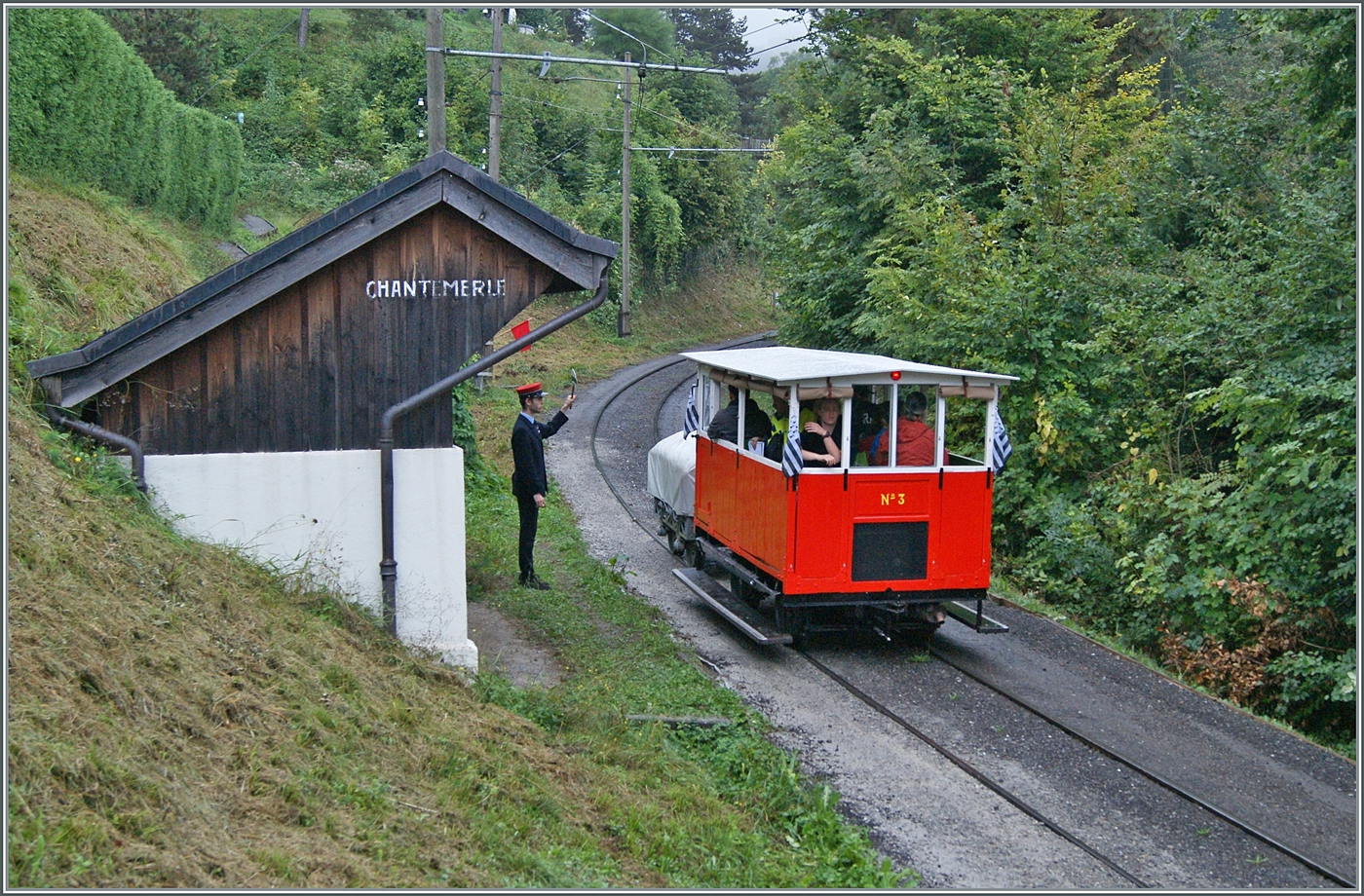 Autour de la voie ferrée / Rund um die eiserne Bahn (Herbstevent 2024) - der Chef de la Gare erteil dem Dm 2/2 N° 3 in Chantemerle die Abfahrtserlaubnis. 

 Finteressiert beaufsichtigt. Noch ein kleines, wichtiges Detail: Wenn man genau hinsieht, bemerkt man in der Bildmitte an einem Fahrleitungsmast eine rote Flagge, welche als Haltesignal für andere Züge die Fahrt des Dm 2/2 absichert. 8. Sept. 2024