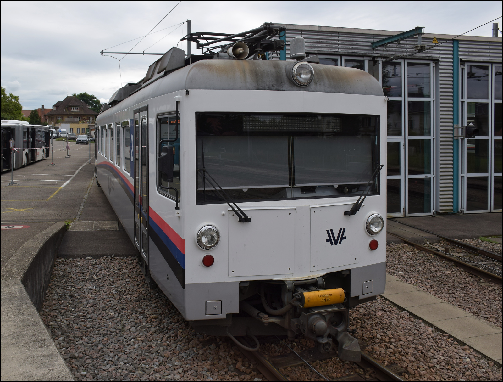 Be 4/4 24 der WSB in Schöftland. August 2024. 

Diese Triebwagen wurden 1978/79 beschafft und erscheinen von aussen für ihr Alter von 45 in einem  erstaunlich gutem Zustand. 