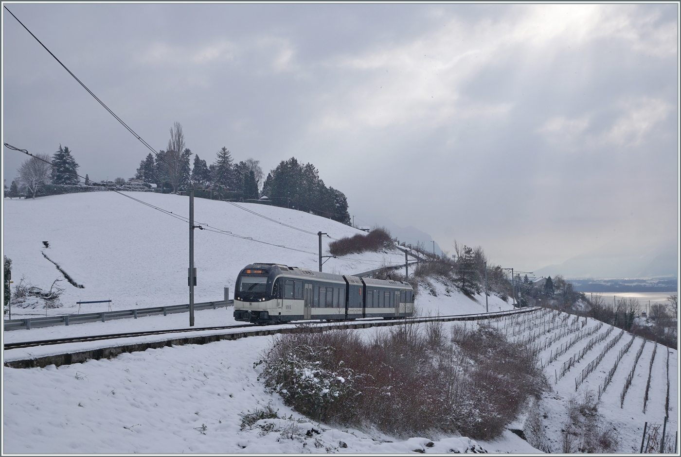 Bei diesigem Winter-Wetter ist der CEV MVR ABeh 2/6 7501 ei Planchamp auf dem Weg nach Les Avants. 

22.01.2023