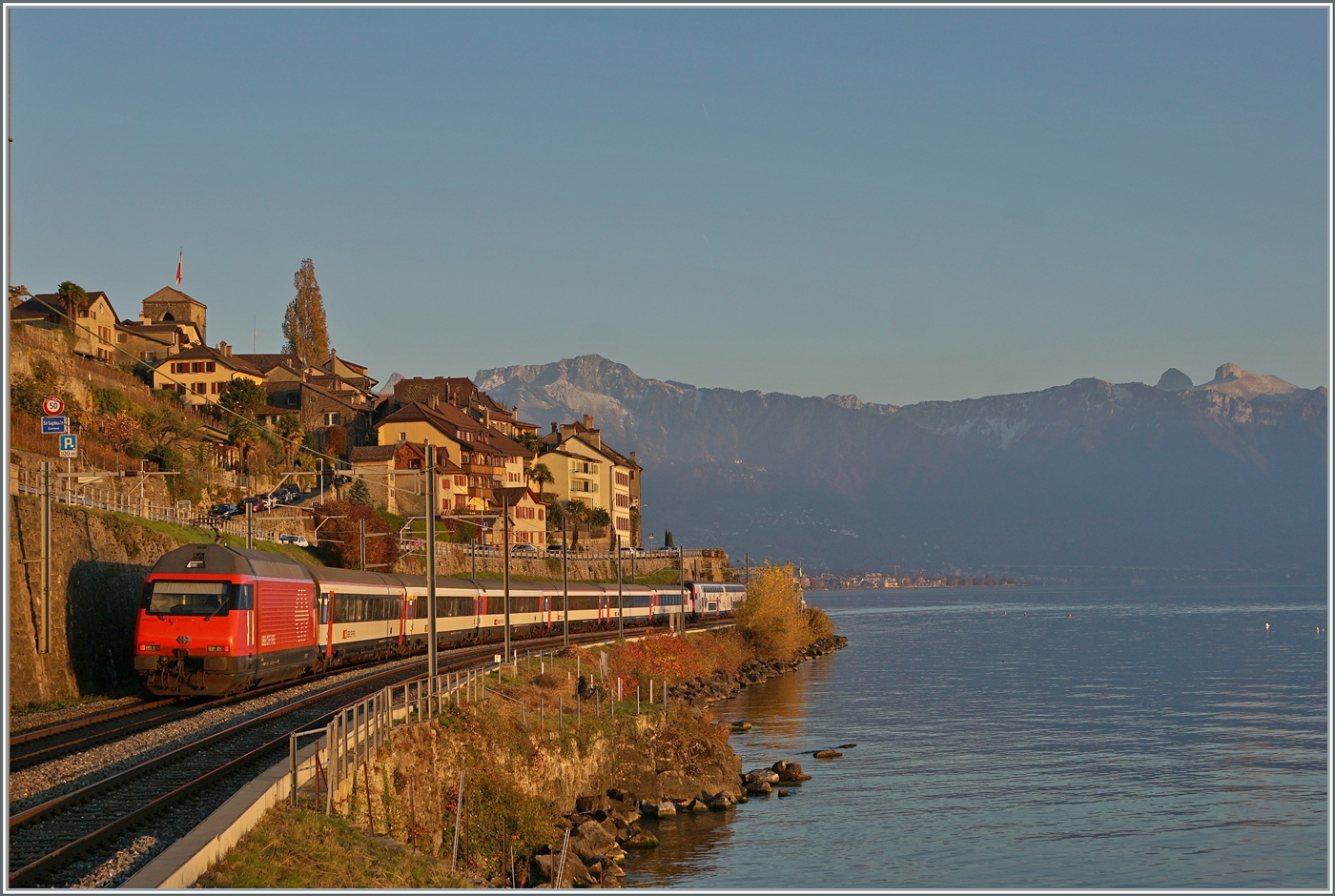 Bei einer hinter meinem Rücken sehr tief stehenden Abendsonne ist eine SB Re 460 als Schublok mit ihrem IR 90 bei St-Saphorin auf dem Weg in Richtung Brig. 

15. Nov. 2024