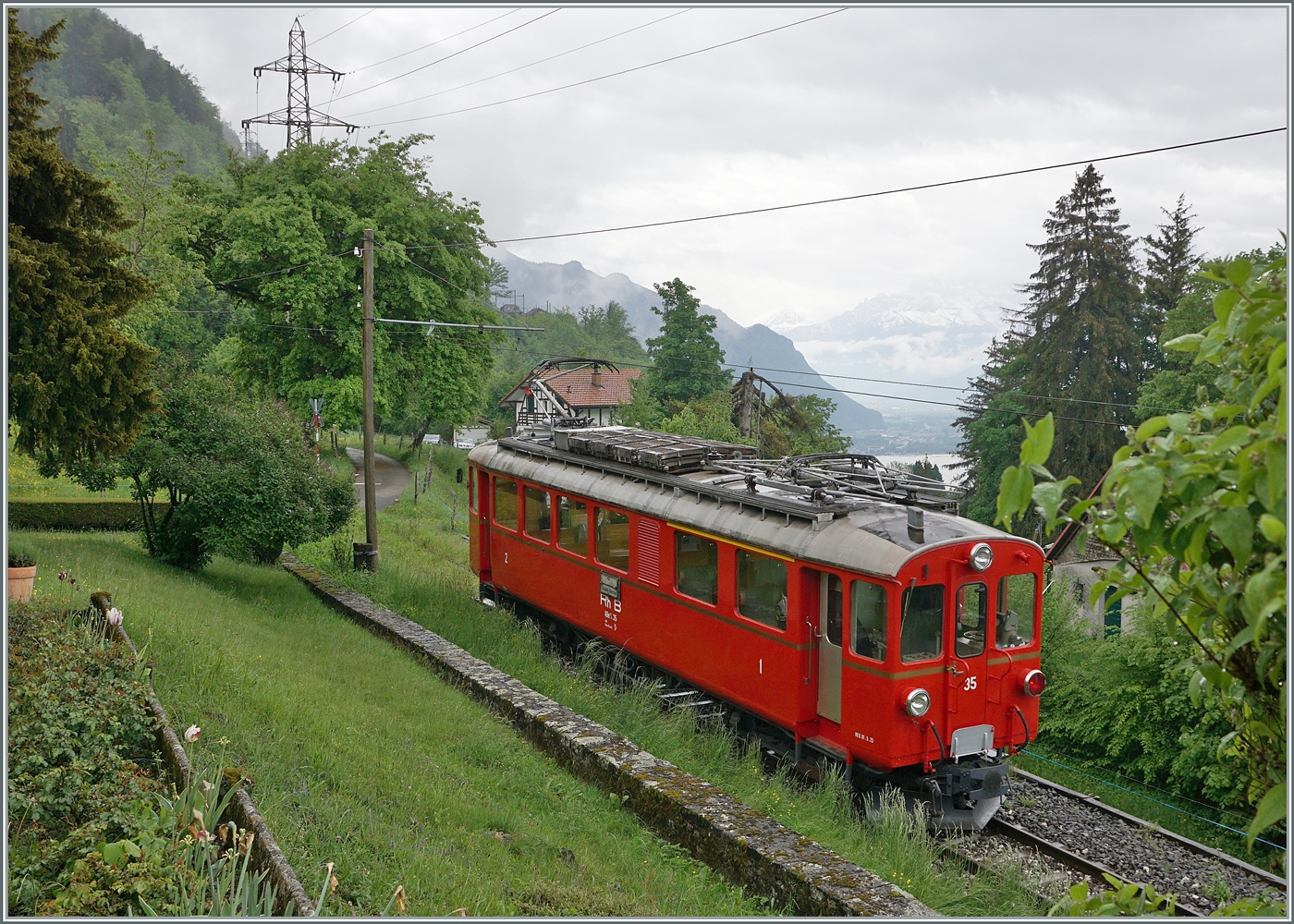 Bei Km 8.2 ist der RhB Bernina Bahn ABe 4/4 I N° 35 unterwegs von Blonay nach Chamby.

3. Mai 2025 