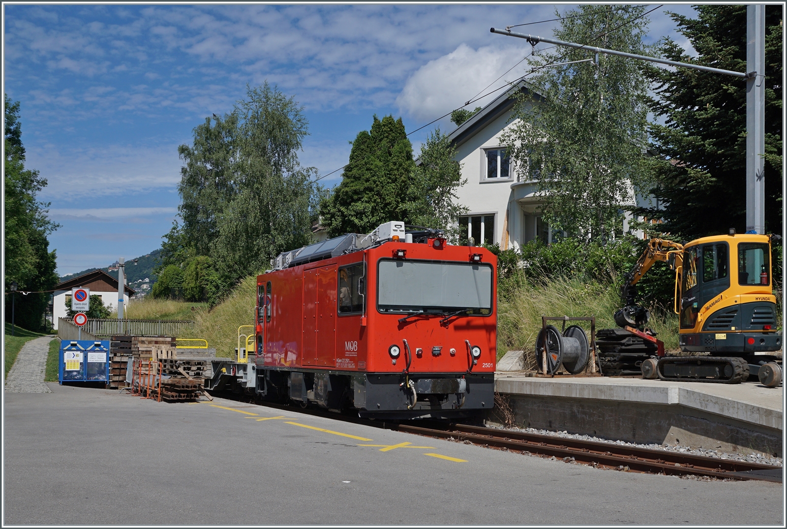 Bei der kompletten Neugestaltung des Bahnhofs von St-Légier Gare wurde dieses Abstellegeleis belassen, Früher folge in der Fortsetzung die Strecke weiter nach Châtel-St-Denis, wobei die die Züge von Vevey kommend ein Gleis links im Bild nutzten welches freilich heute schon lange nicht mehr besteht.

Der ex MVR heute MOB HGem 2/2 2501 wartet auf neue Aufgaben.

6. Juni 2023