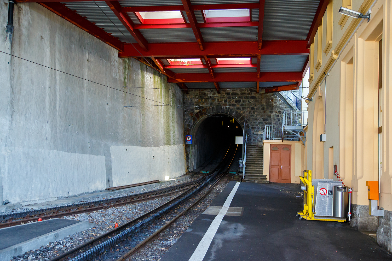 Bei sehr schwierigen Lichtverhältnissen:
Da kommt der AL Zug im Tunnel in Sicht, der tpc AL BDeh 4/4 313 „La Berneuse“ (2. Klasse elektrischen Personentriebwagen mit Gepäckabteil für den gemischten Zahnrad- und Adhäsionsbetrieb) mit den beiden AL Steuerwagen AL Bt 362 und AL Bt 363 kommt am 08 September 2023 vom Leysin - Grand-Hôtel hinab, verlässt gerade den 287 m langen Kehrtunnel Leysin und erreicht somit die Station Leysin-Feydey. Der dreiteilige Zug fährt als Regionalzug (R 25) von Leysin - Grand-Hôtel nach Aigle.