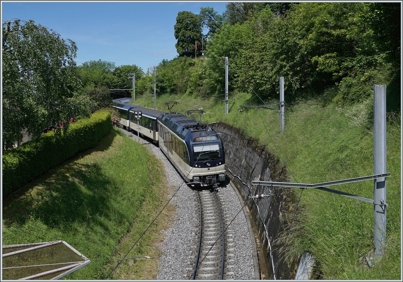 Bei Sonzier ist der MOB ABe 4/4 9302 mit seinem Regionalzug Zweisimmen - Montreux unterwegs. 

28. Mai 2024