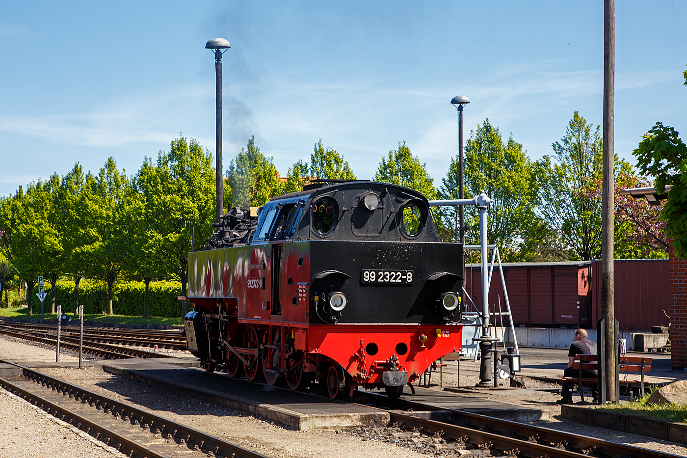 Bevor die Lok aber ans andere Zugende geht, hat sie aber Durst....
Die MBB 99 2322-8 der Mecklenburgischen Bderbahn Molli am 15 Mai 2022 im Bahnhof Khlungsborn-West beim Wasserfassen. 