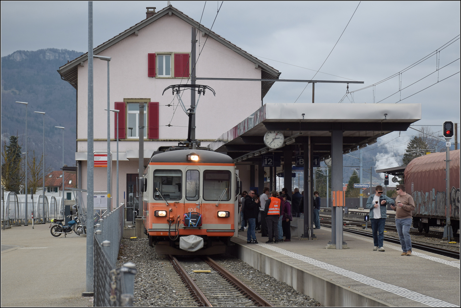 Bierlisi statt Bipperlisi. 

Be 4/4 104 daheim in Niederbipp, dem namensgebenden Ort der Strecke und sogar im passenden Stumpfgleis, denn die Verlängerung nach Oensingen wurde erst wieder mit dem Nachfolger Star reaktiviert. Februar 2026.