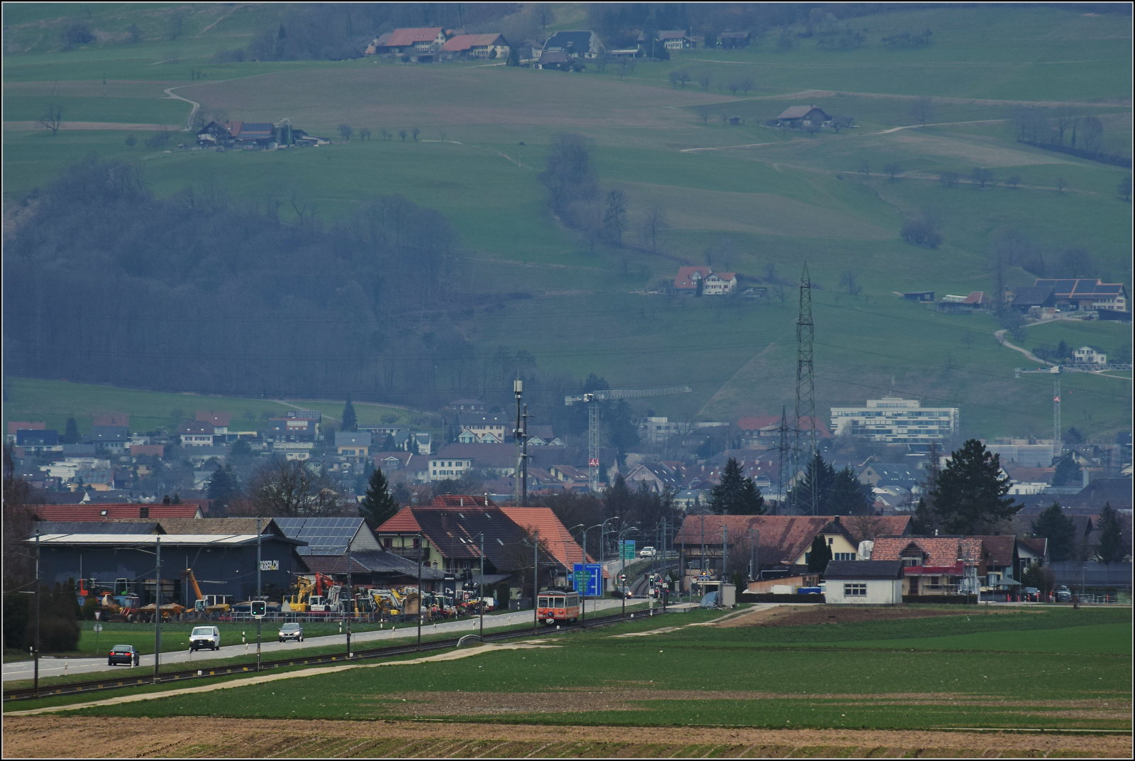 Bierlisi statt Bipperlisi. 

Be 4/4 104 auf dem Weg von Bennwil nach Niederbipp. Auf diesem Bild kann man nachvollziehen, warum die Bahn ursprünglich als Langenthal-Jura-Bahn den Betreib aufnahm, obwohl sie lediglich bis zum Fuß des Jura fuhr. Februar 2026.
