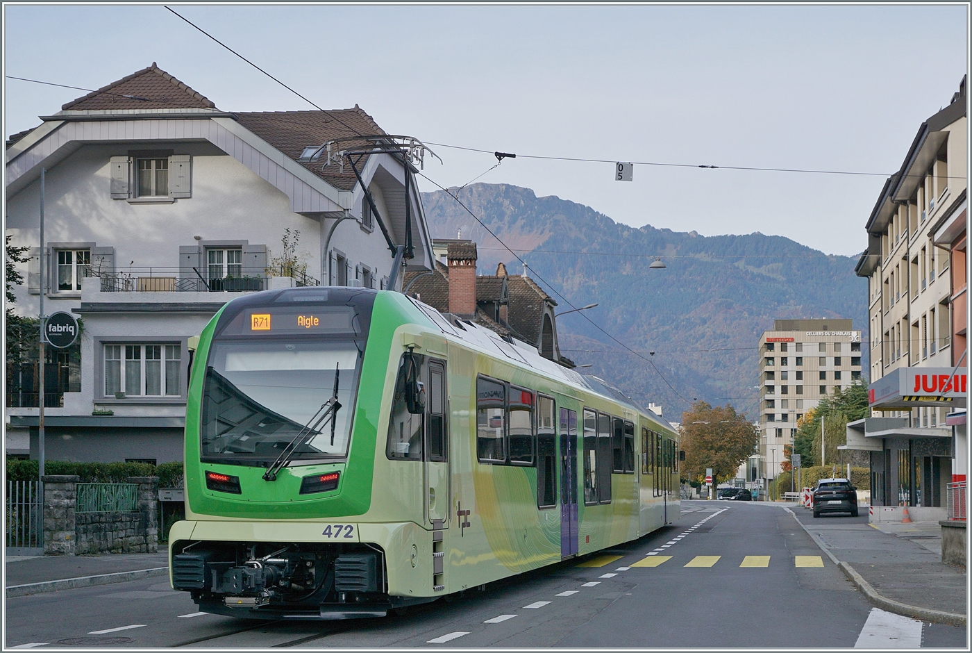 Bisher sah (und fotografierte) ich die TPC ABe 4/8 471 und 473; heute nun kann ich die  Serie  mit dem ABe 4/8 472 abschliessen: Der ABe 4/8 472 erreicht in Kürze den Bahnhof von Aigle wobei wie unübersehbar der Schienenweg auf diesem kurzen Abschnitt mitten auf der Strasse entlang führt.

20. Oktober 2024