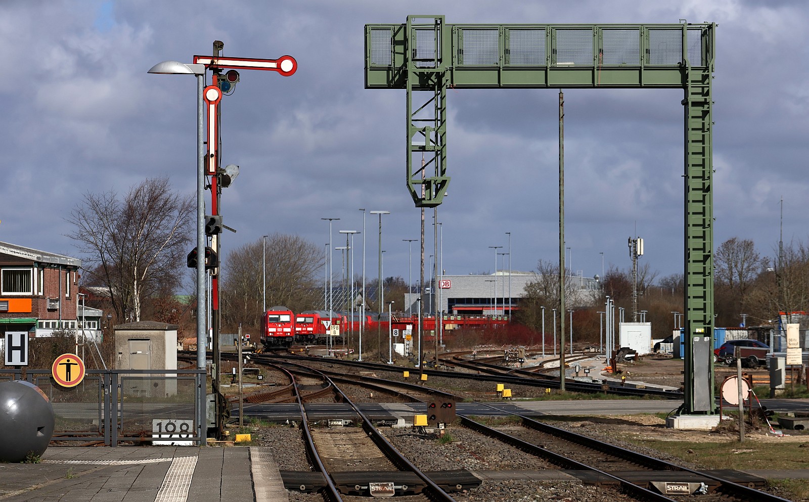 Blick auf das Bw in Niebüll und auf eine der neuen Signalbrücken. 27.03.2026